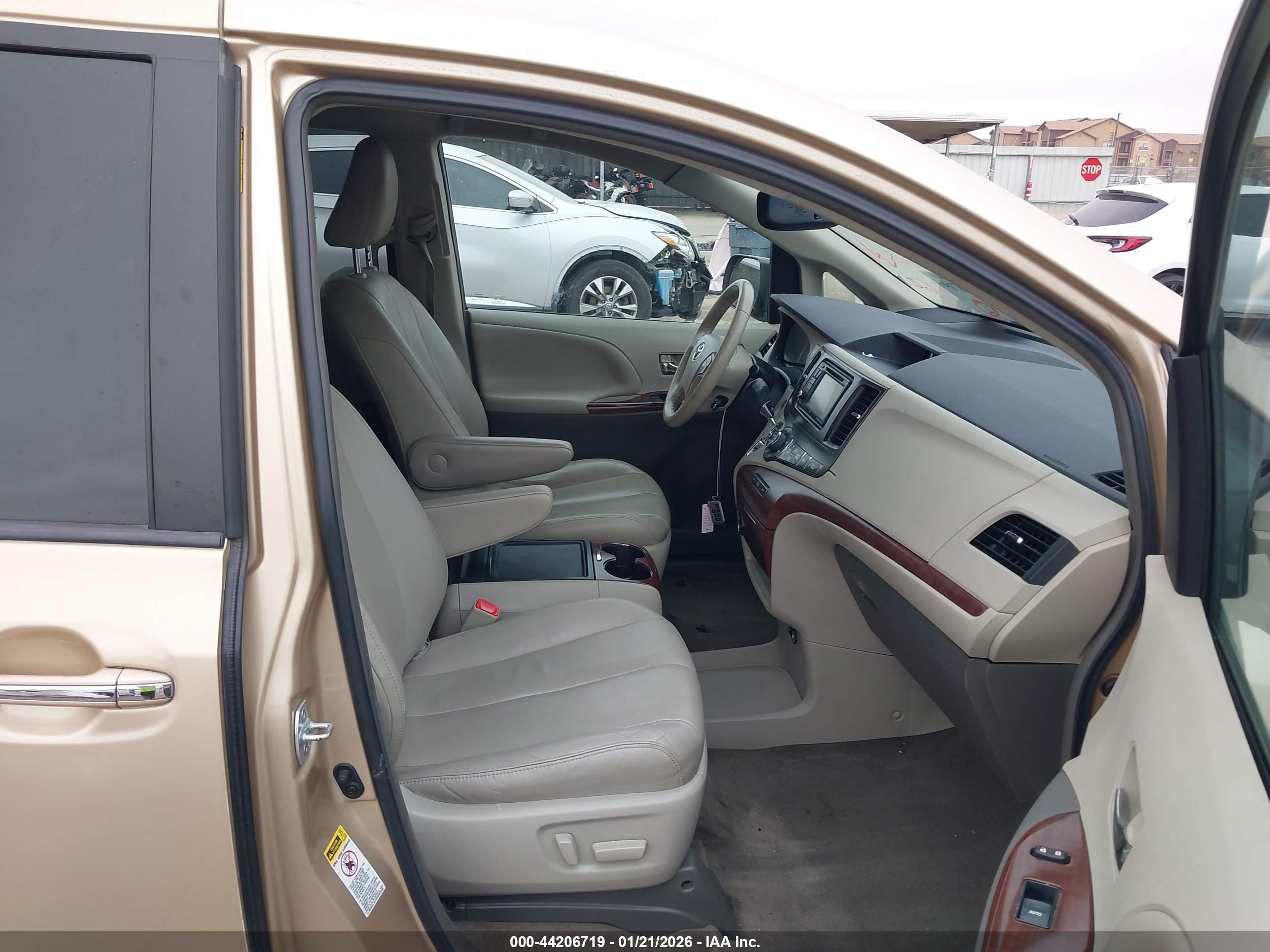 TOYOTA SIENNA image 5