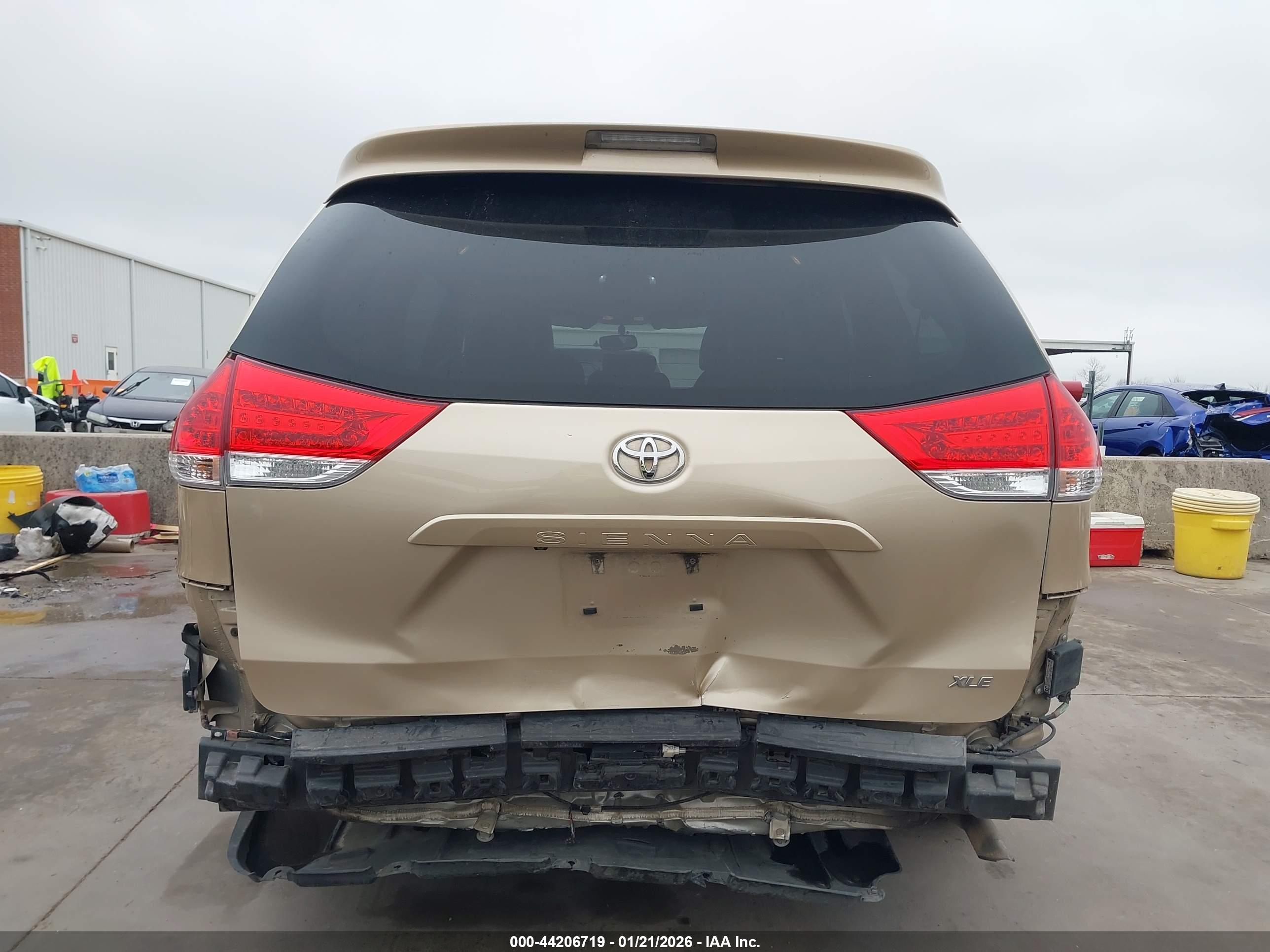 TOYOTA SIENNA image 6
