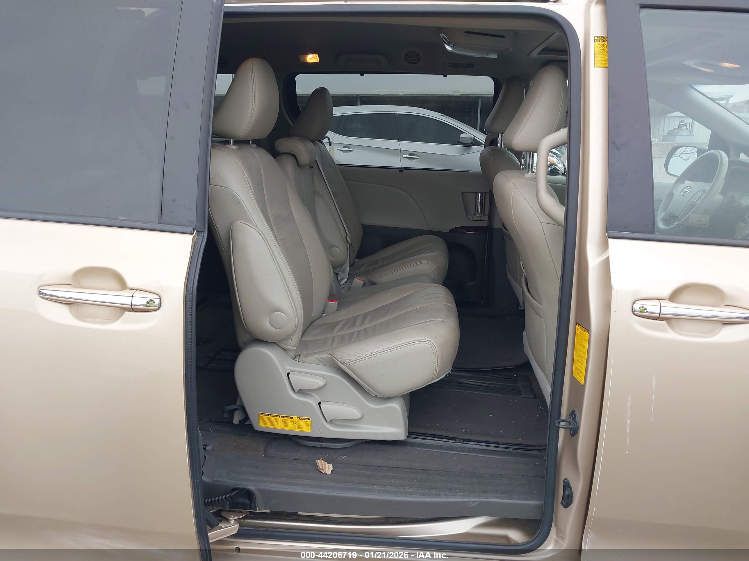 TOYOTA SIENNA image 8