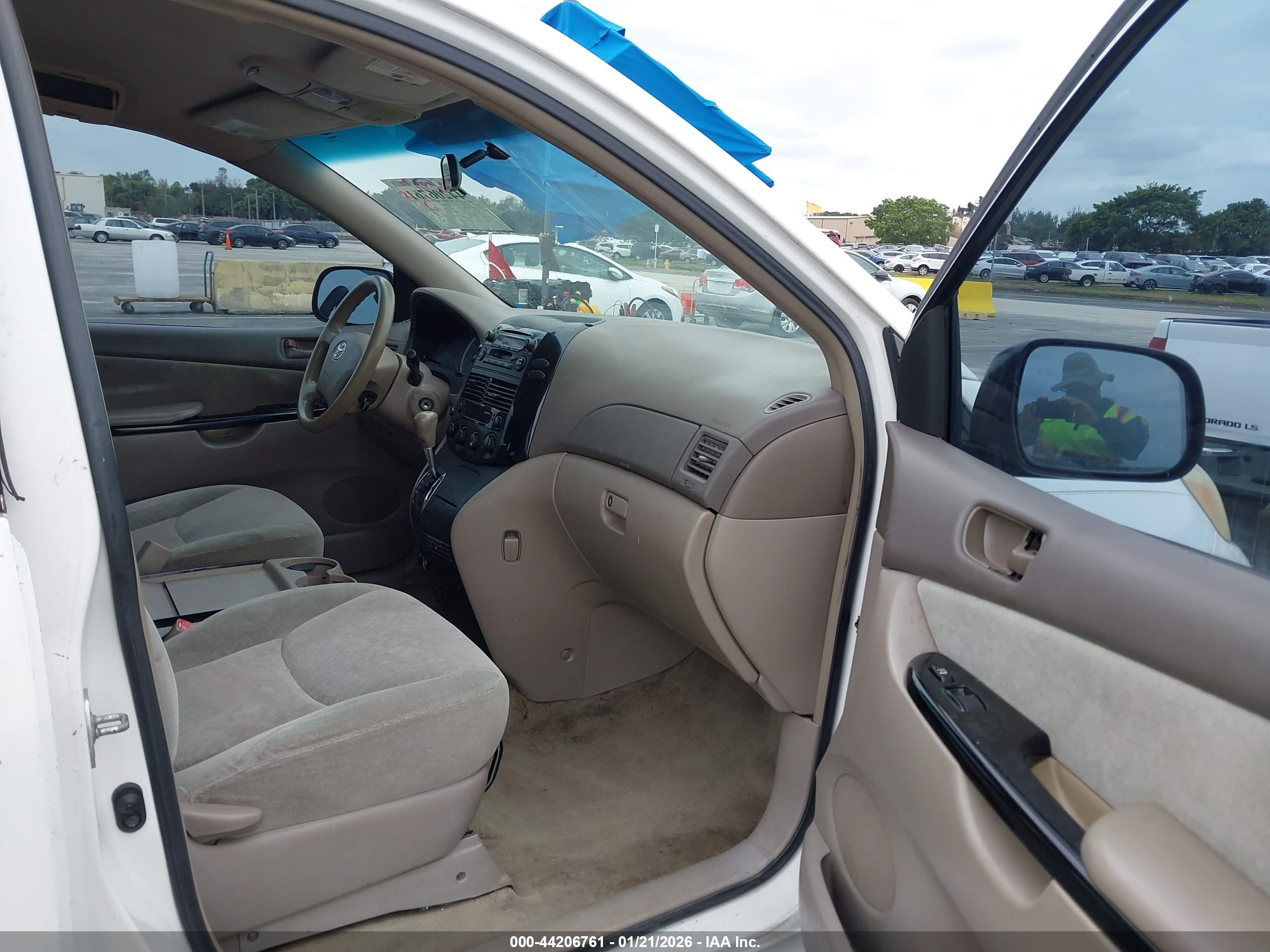 TOYOTA SIENNA image 5