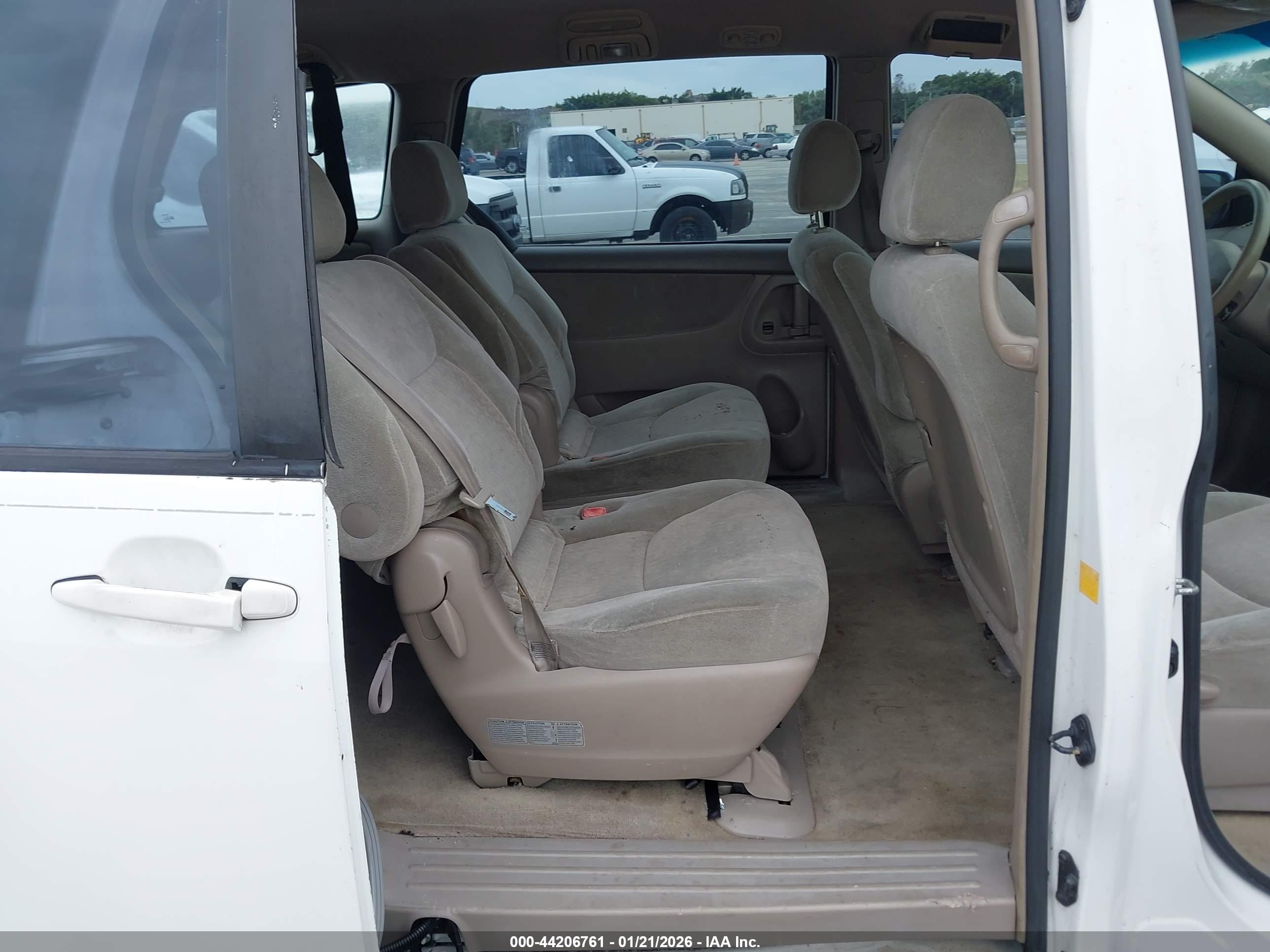 TOYOTA SIENNA image 8