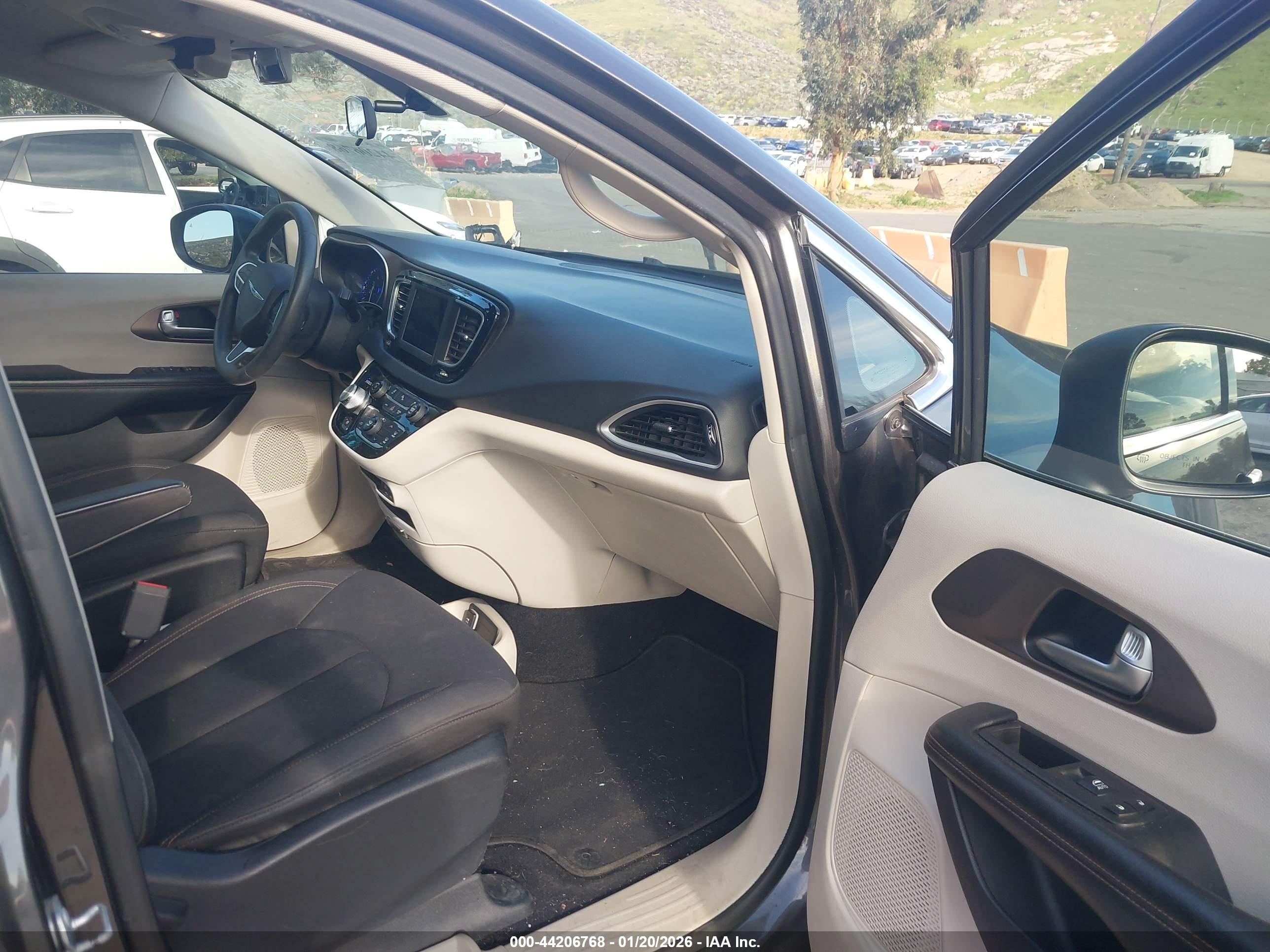 CHRYSLER PACIFICA image 5