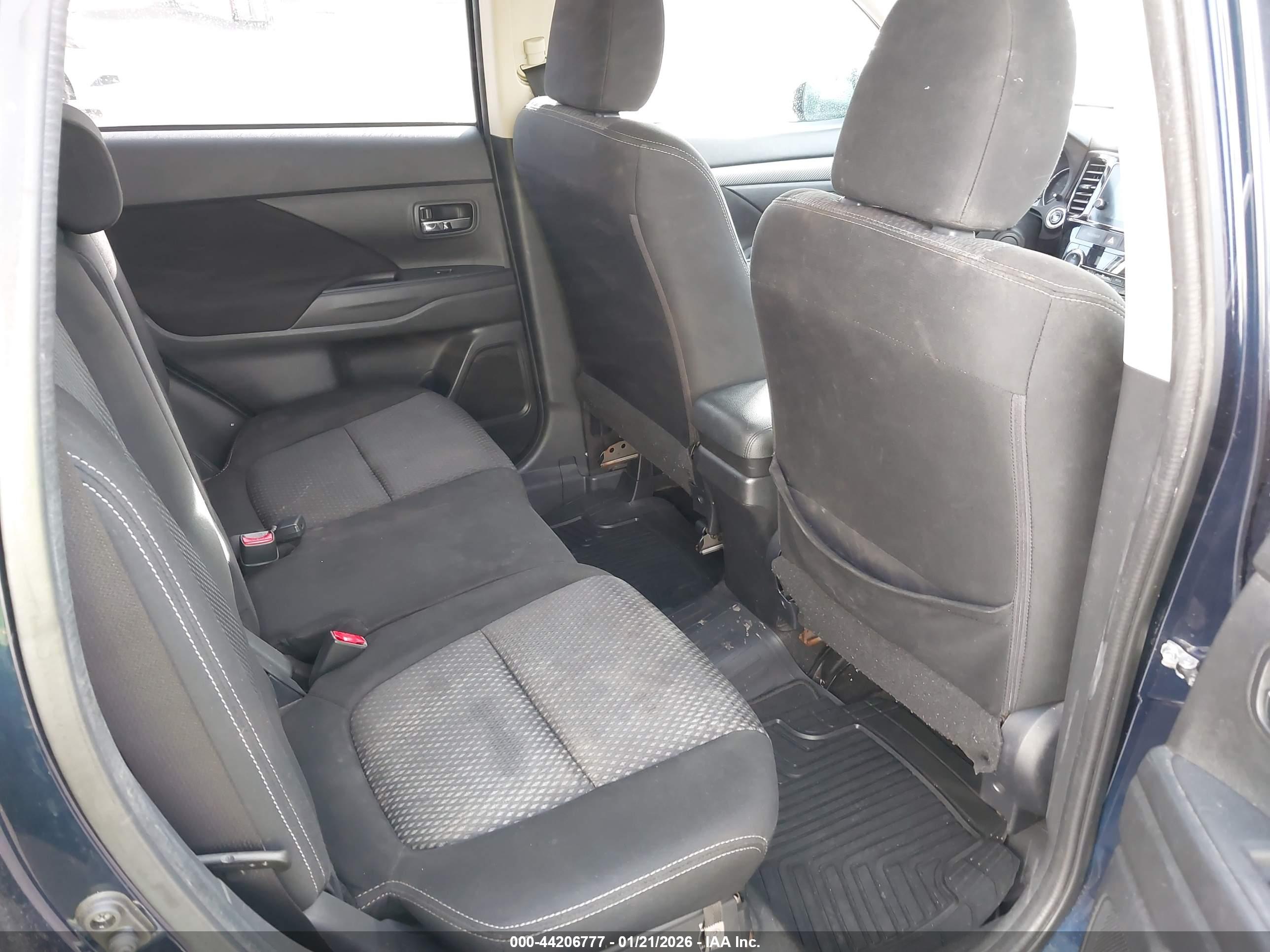 MITSUBISHI OUTLANDER image 8