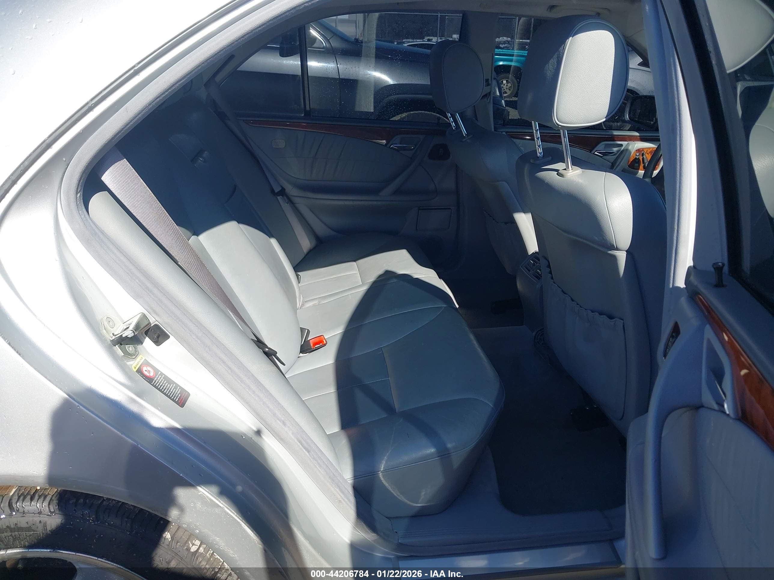 MERCEDES-BENZ E image 8
