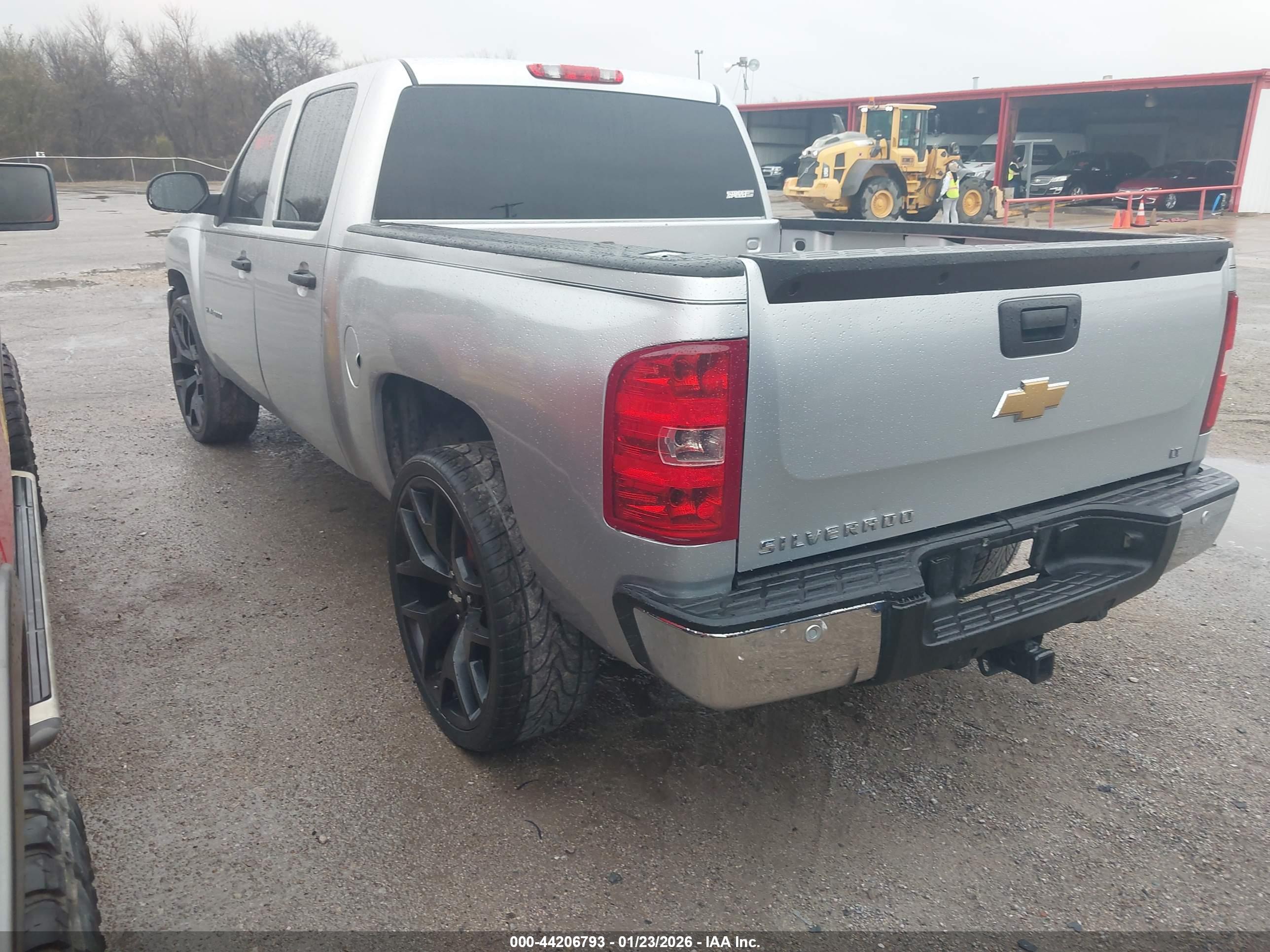 CHEVROLET SILVERADO image 3