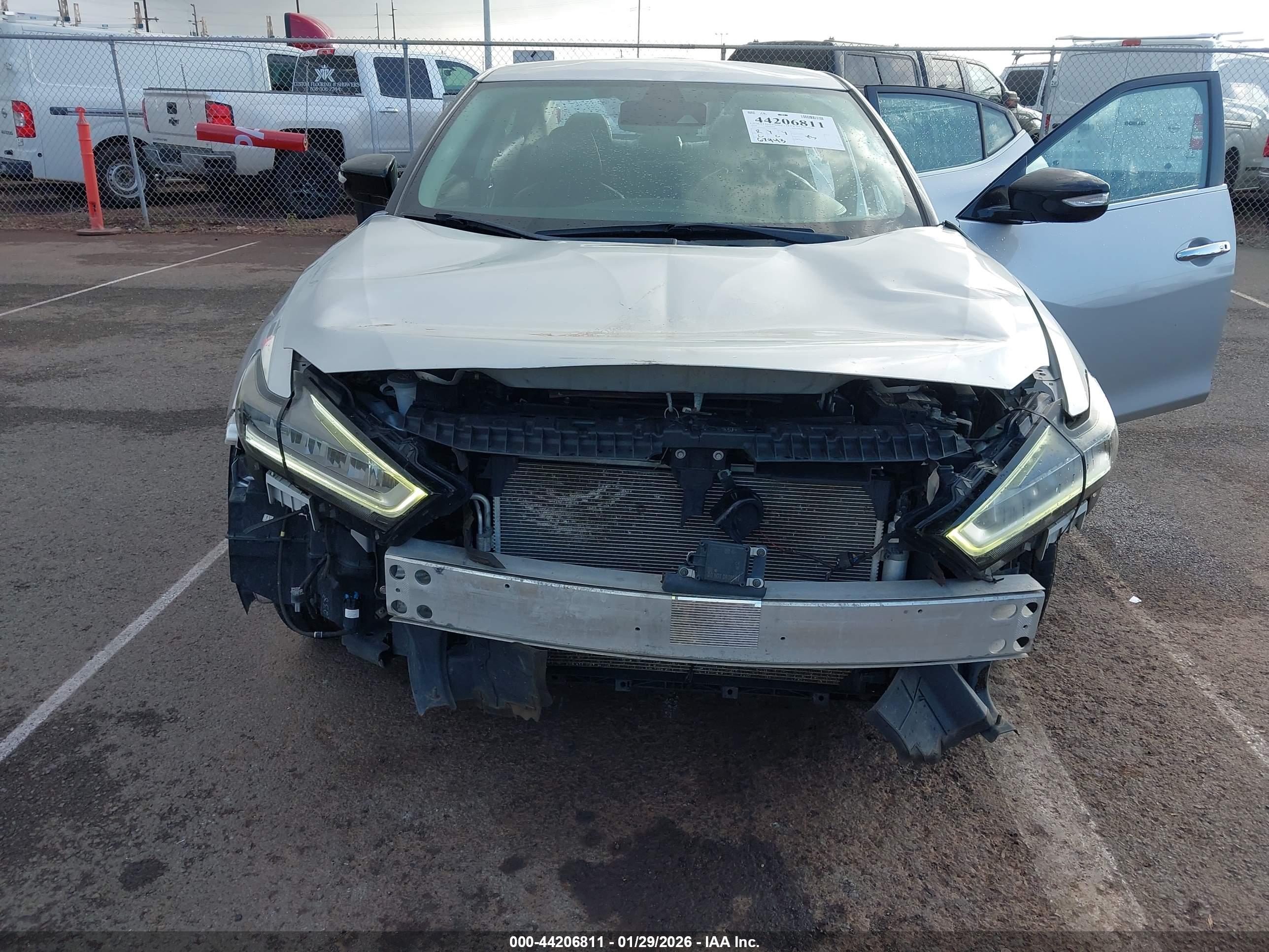 NISSAN MAXIMA image 6