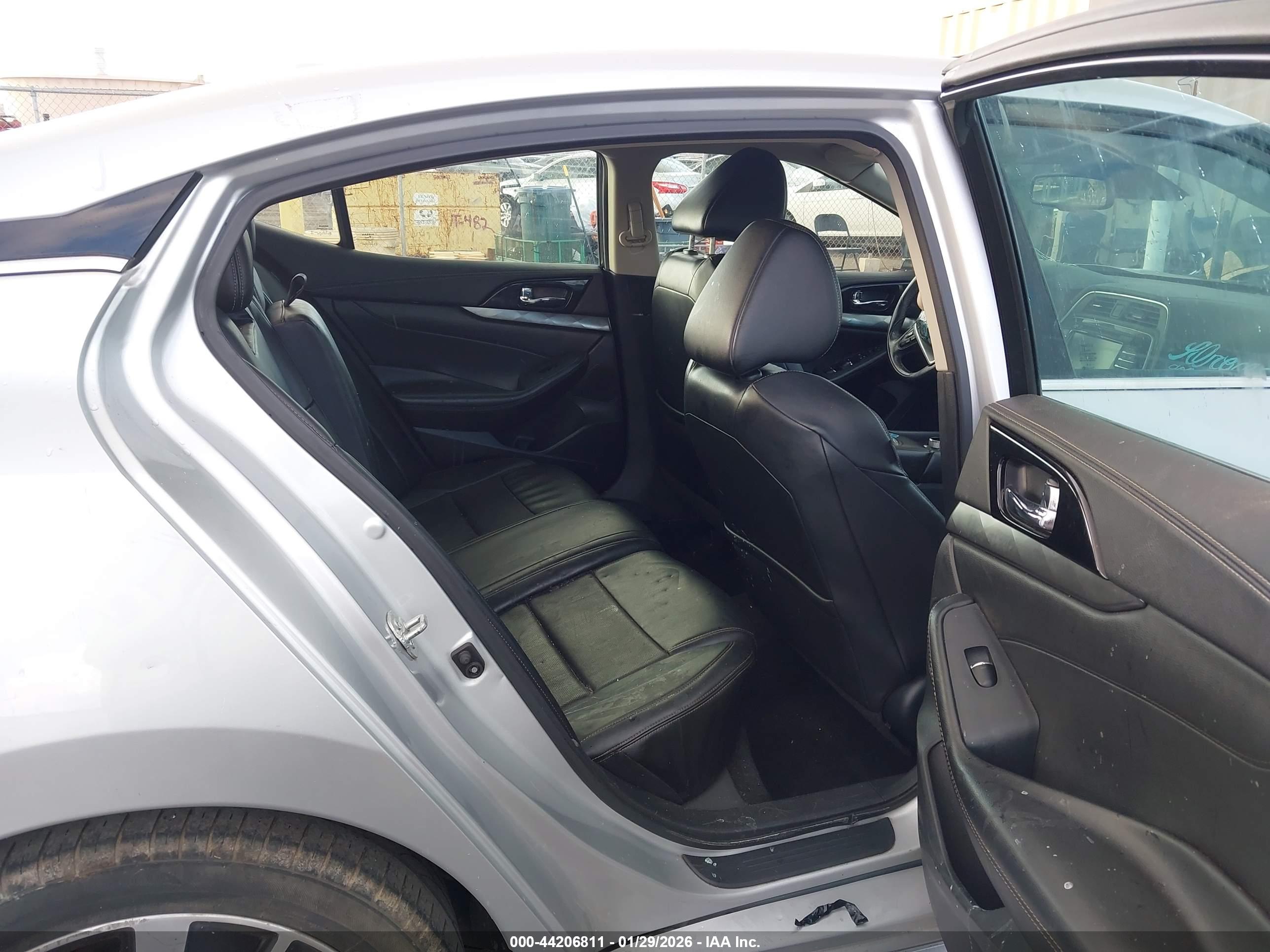 NISSAN MAXIMA image 8