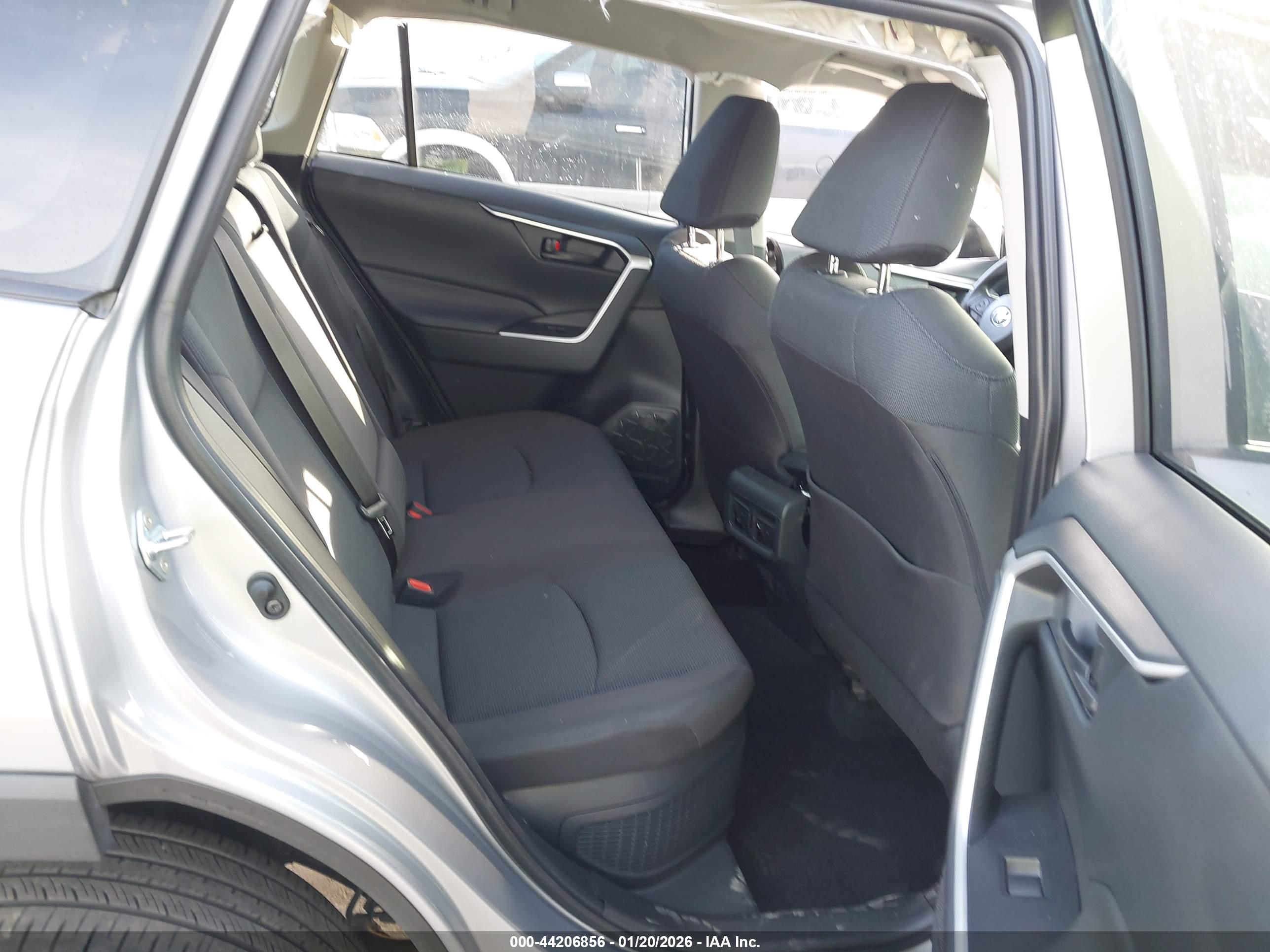 TOYOTA RAV4 image 8