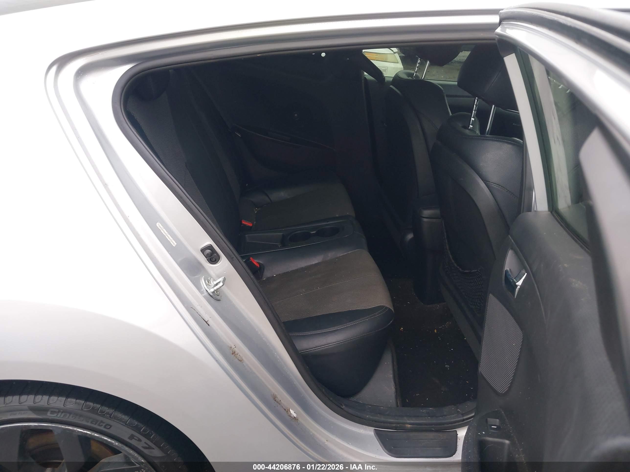 HYUNDAI VELOSTER image 8