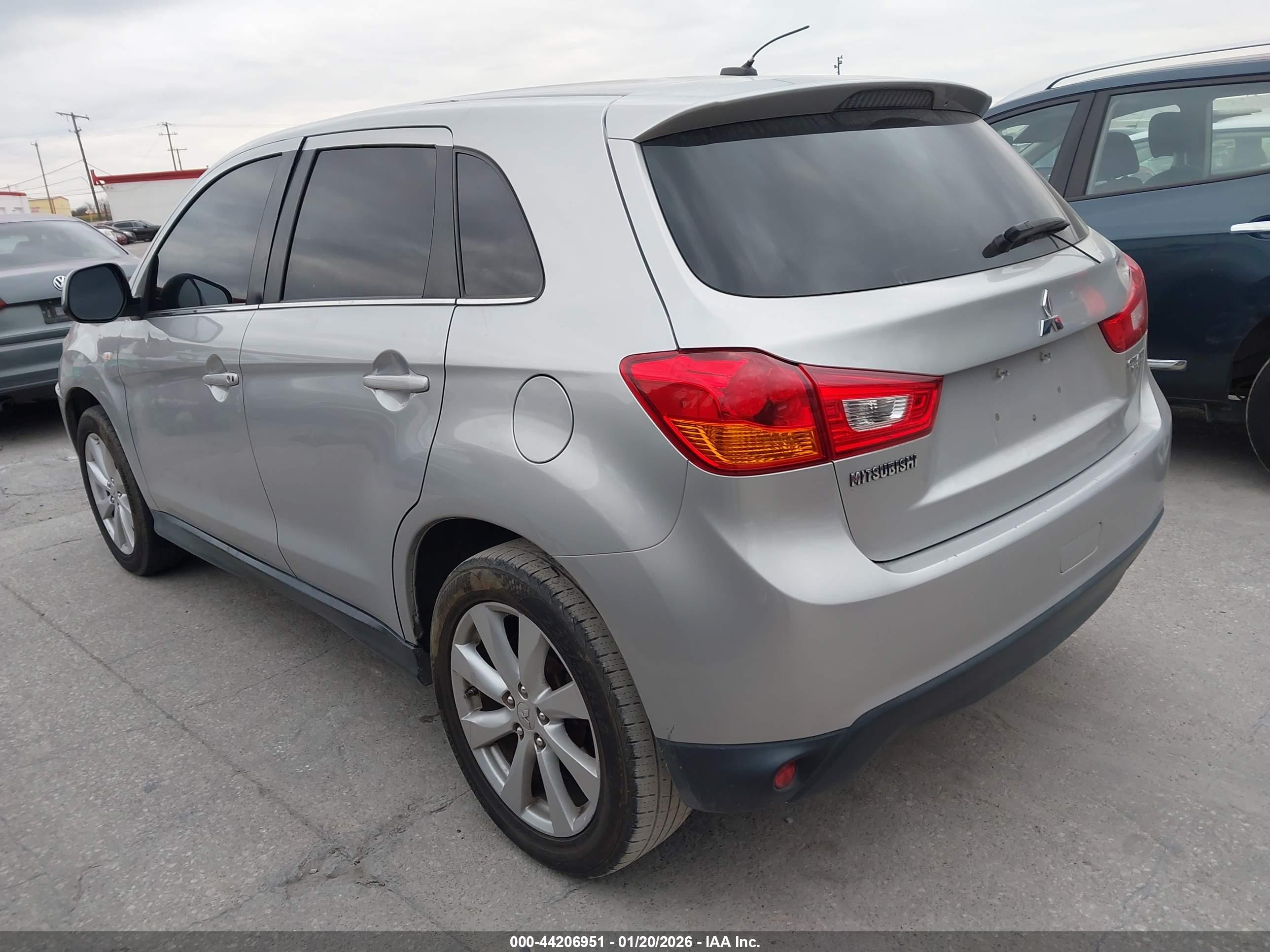MITSUBISHI OUTLANDER image 3