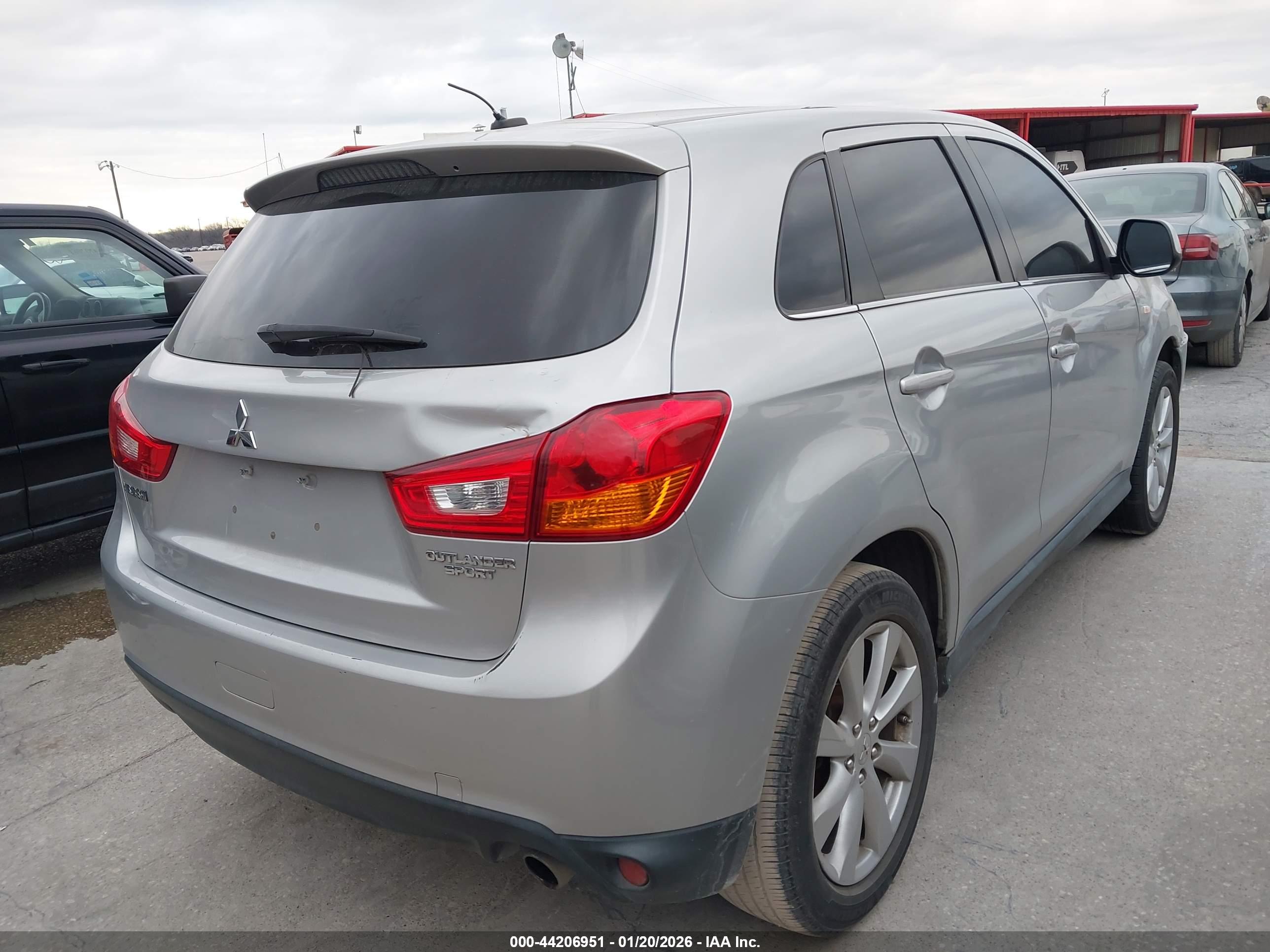 MITSUBISHI OUTLANDER image 4