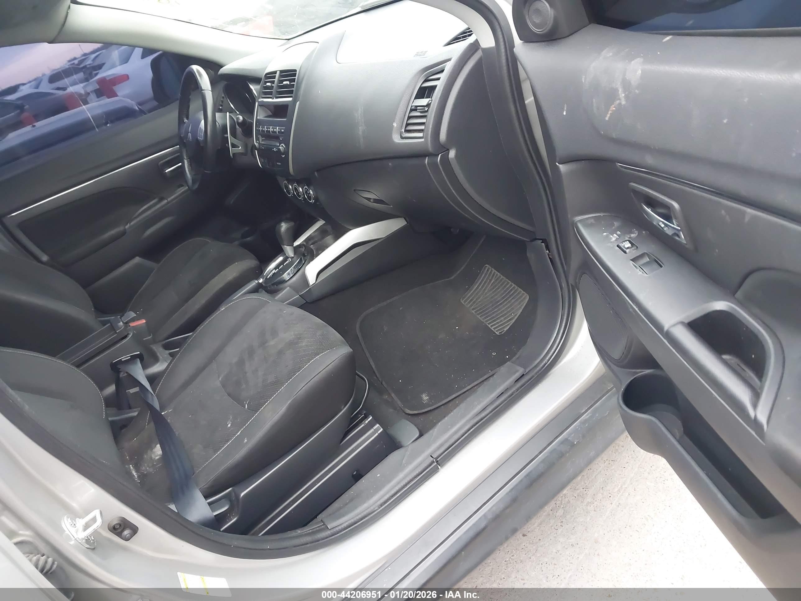 MITSUBISHI OUTLANDER image 5