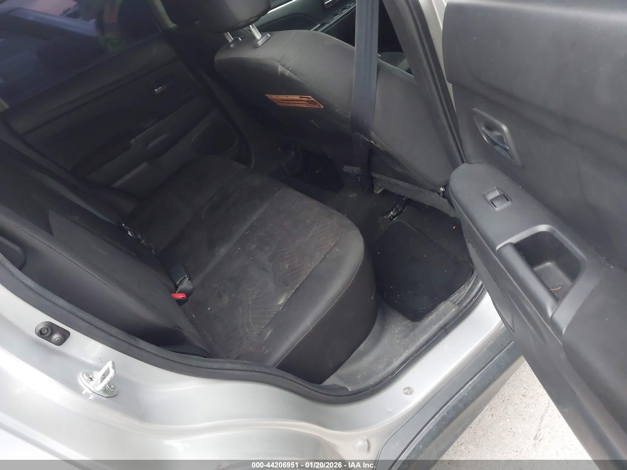 MITSUBISHI OUTLANDER image 8