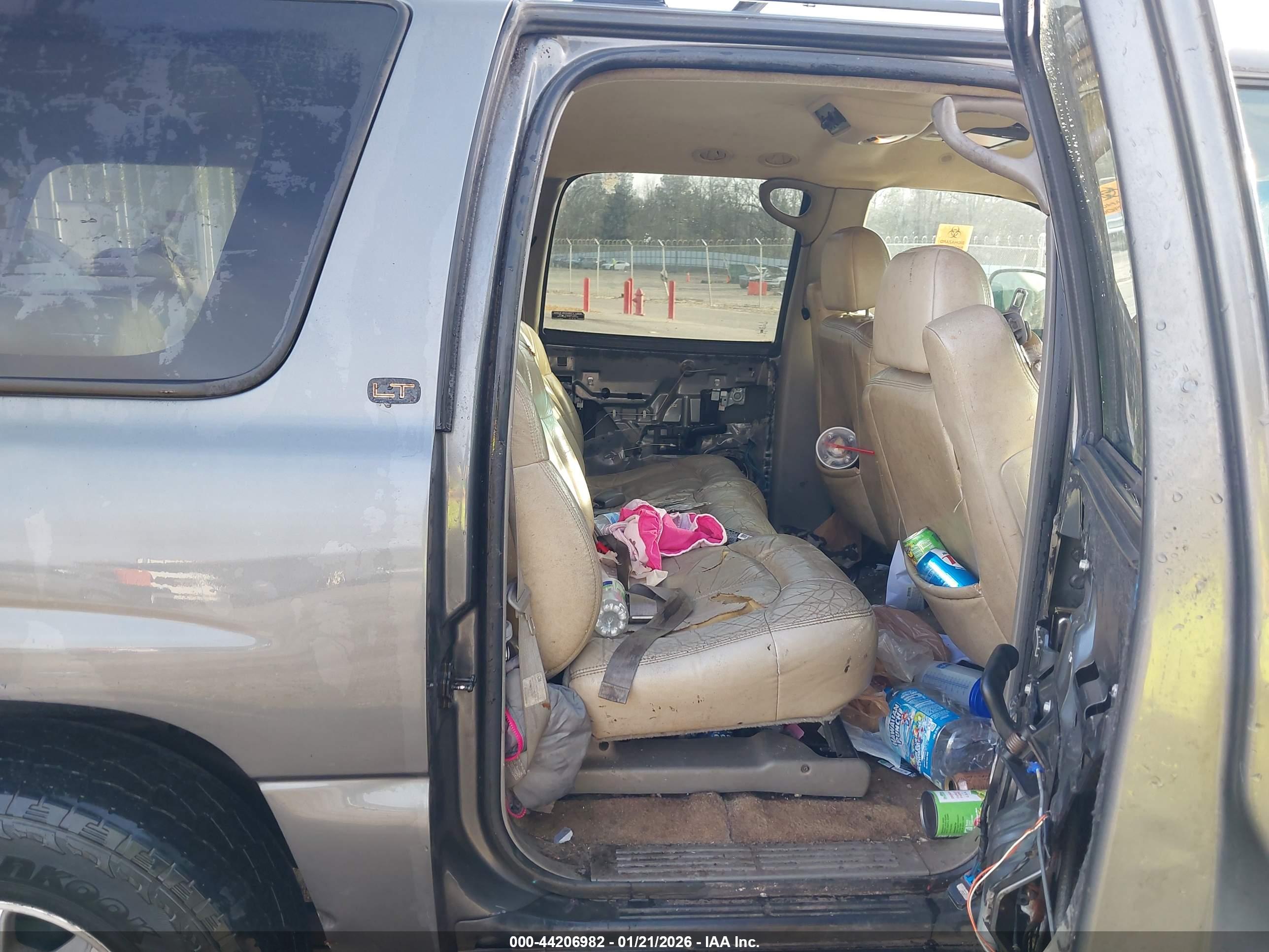 CHEVROLET SUBURBAN image 8
