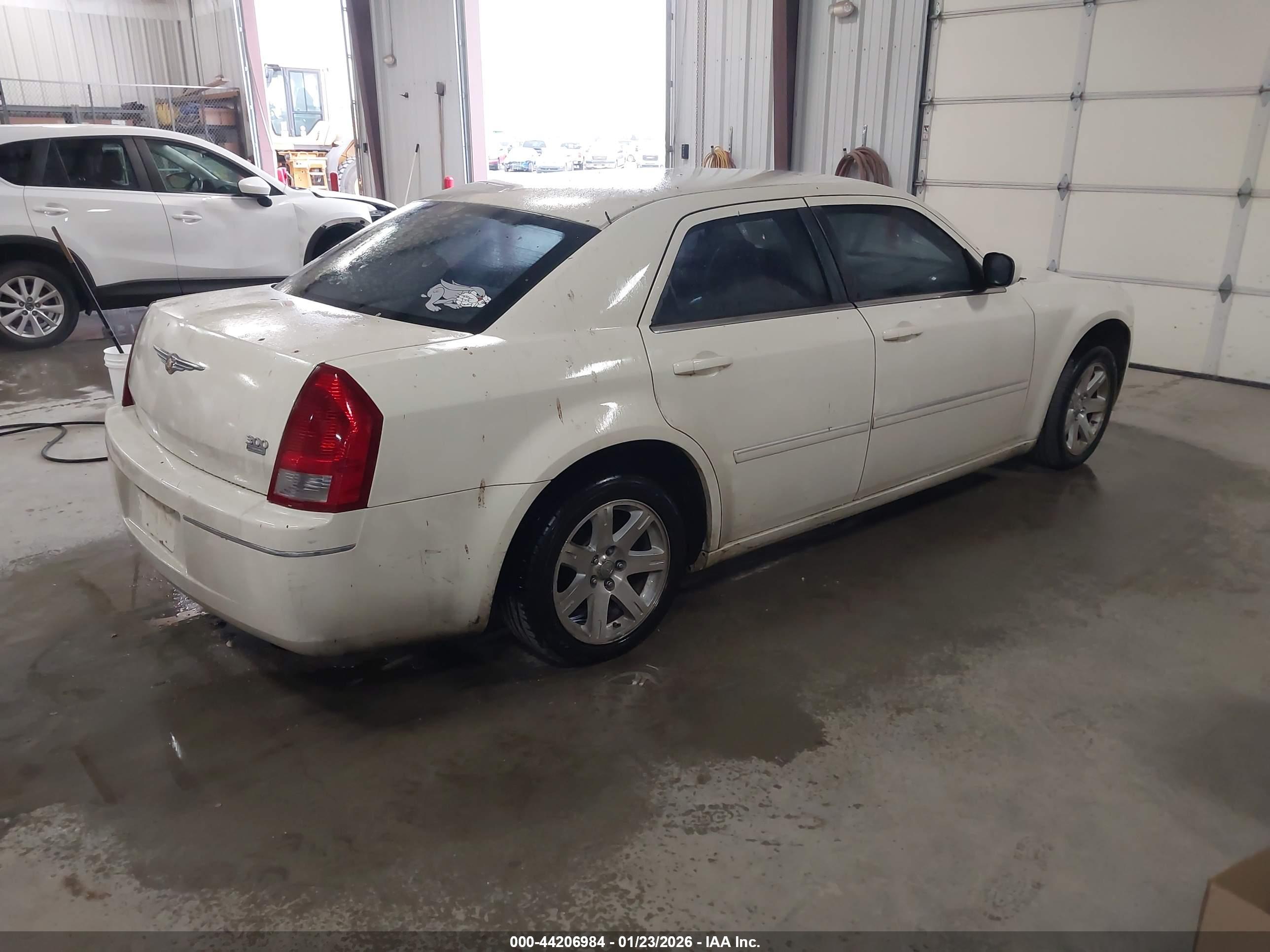 CHRYSLER 300 image 4