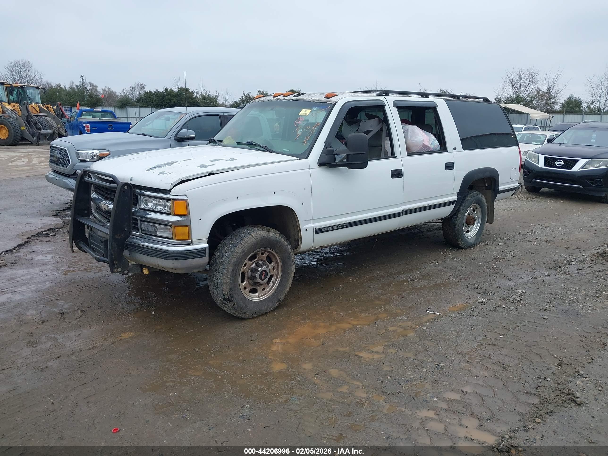 GMC SUBURBAN image 2