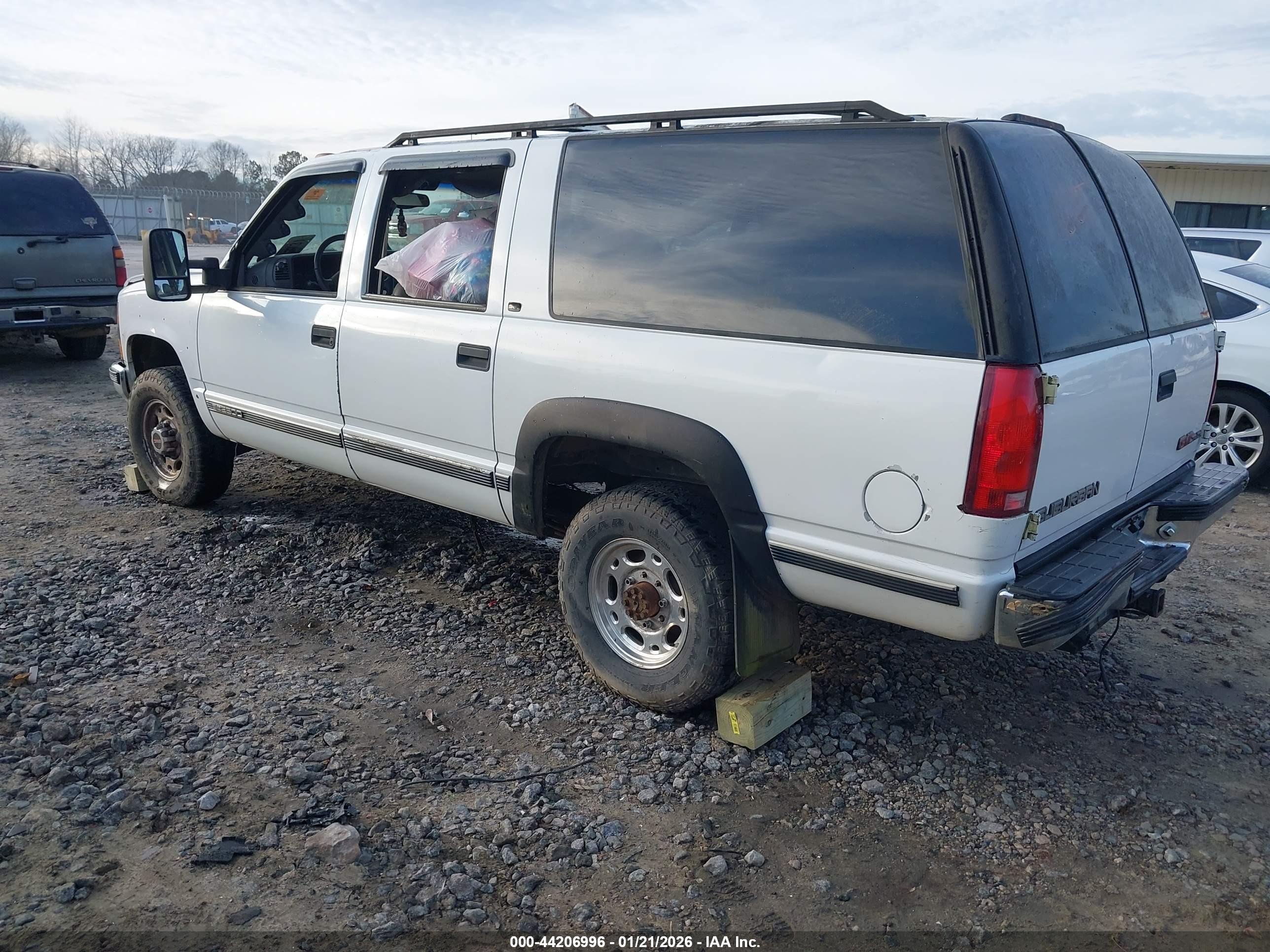 GMC SUBURBAN image 3