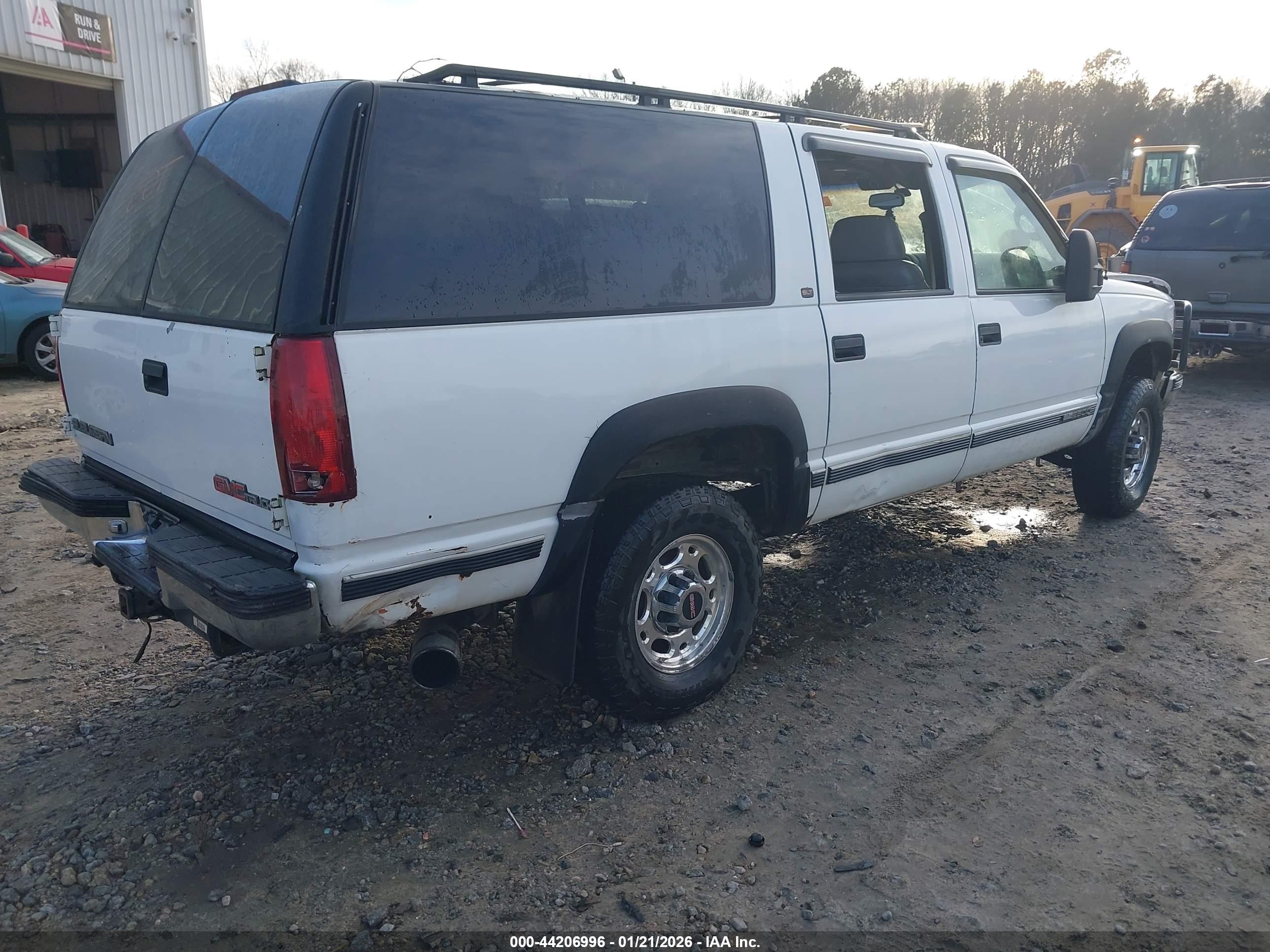GMC SUBURBAN image 4
