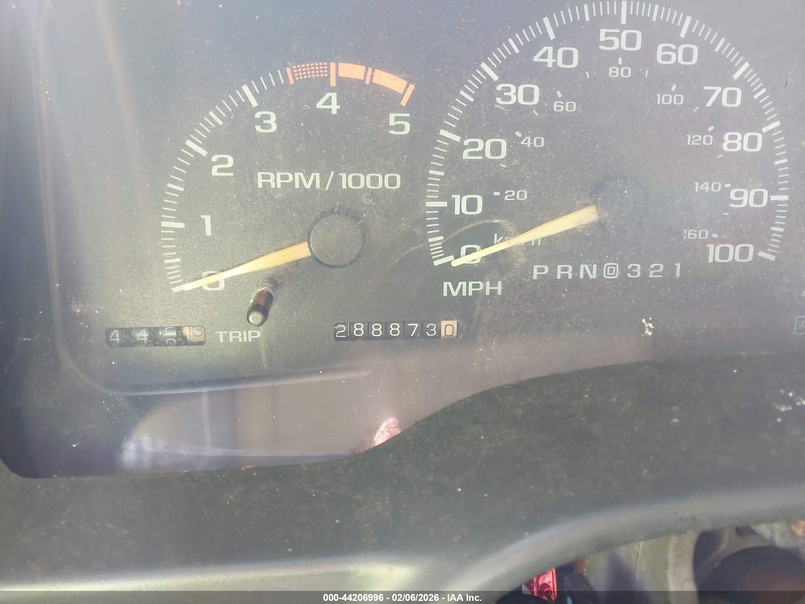 GMC SUBURBAN image 7