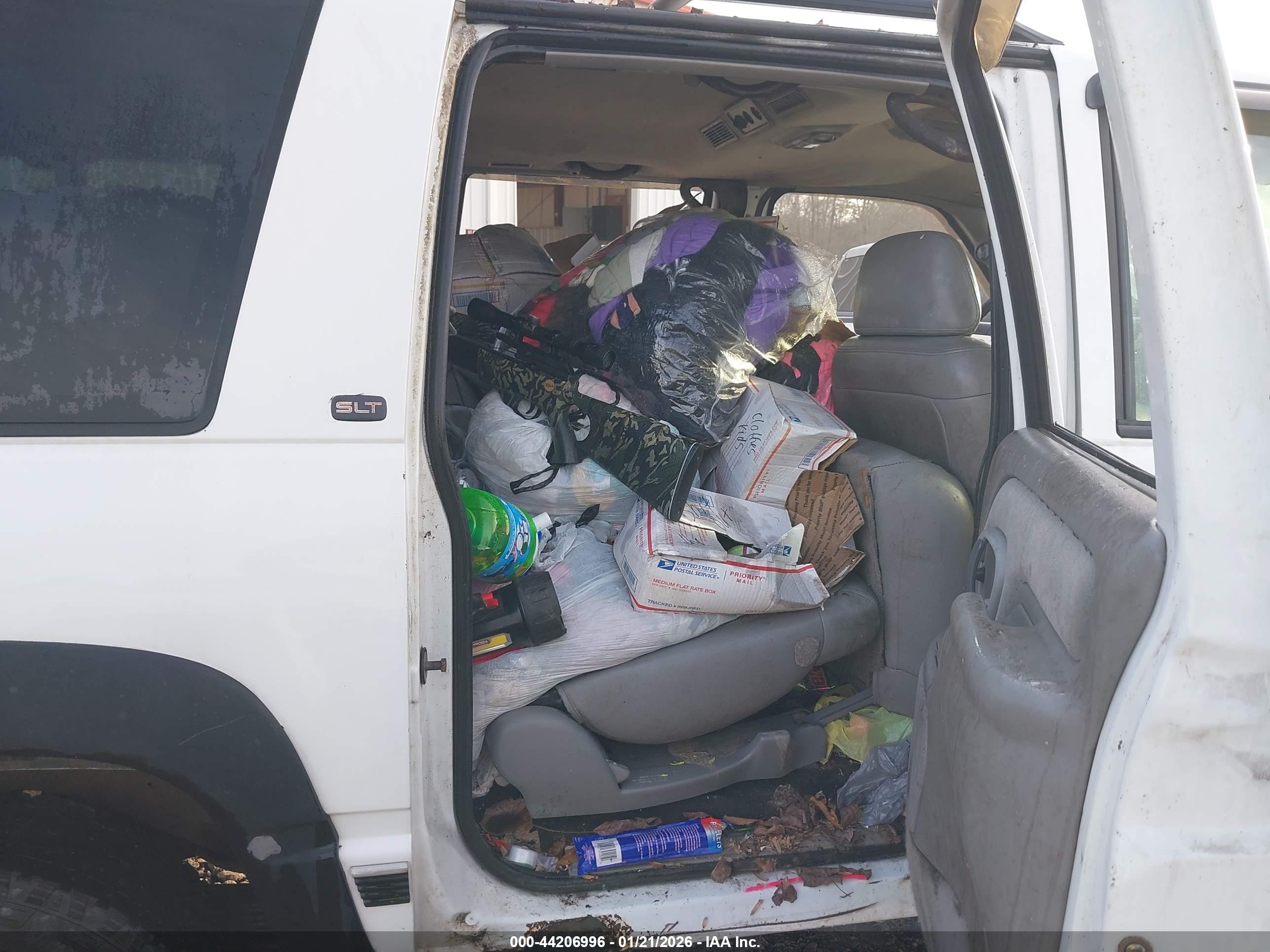 GMC SUBURBAN image 8