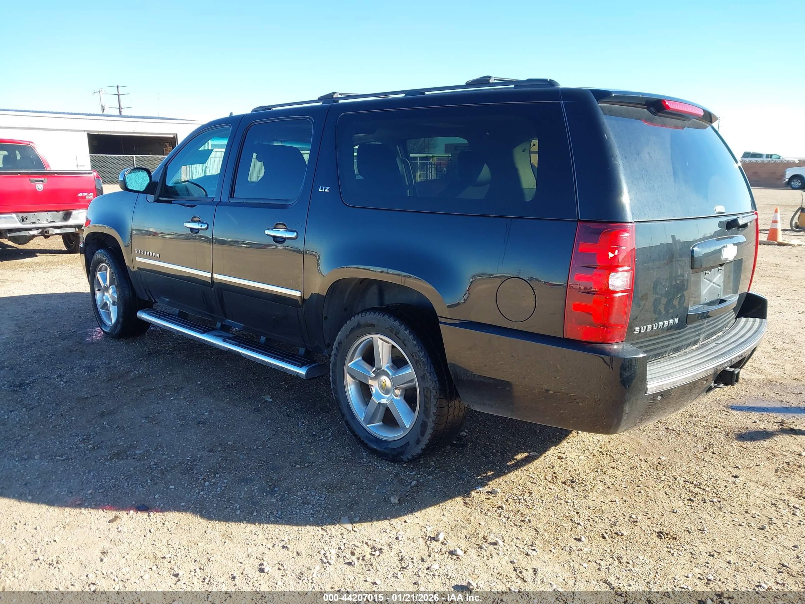CHEVROLET SUBURBAN image 3