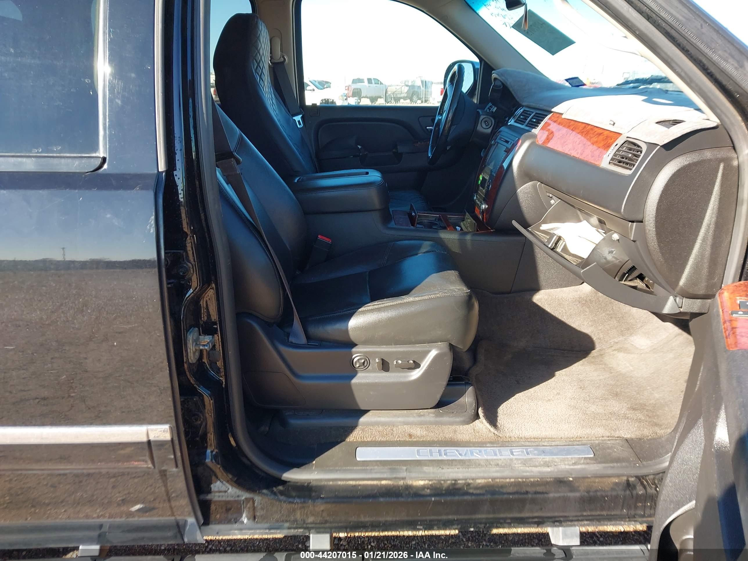 CHEVROLET SUBURBAN image 5