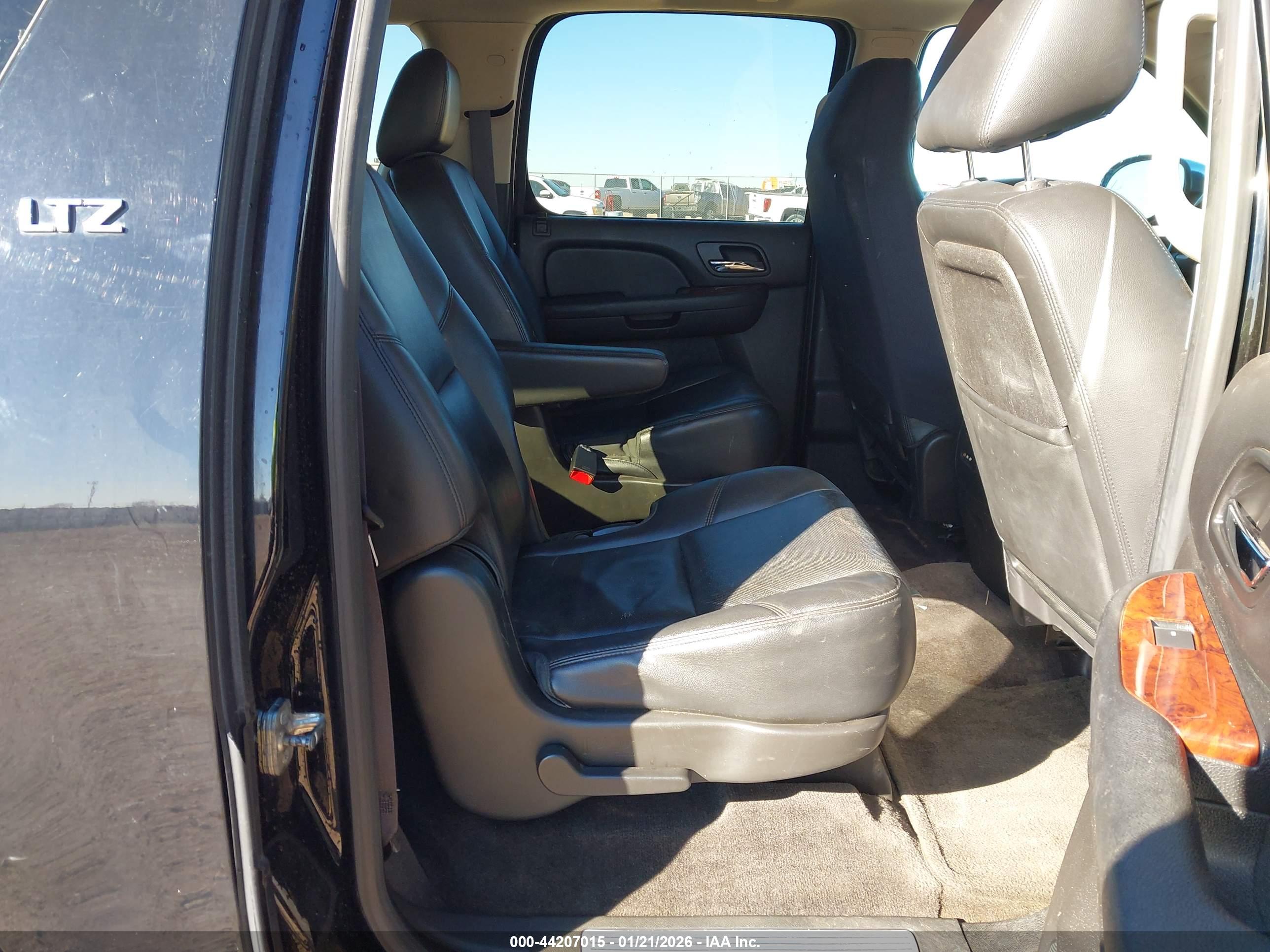 CHEVROLET SUBURBAN image 8