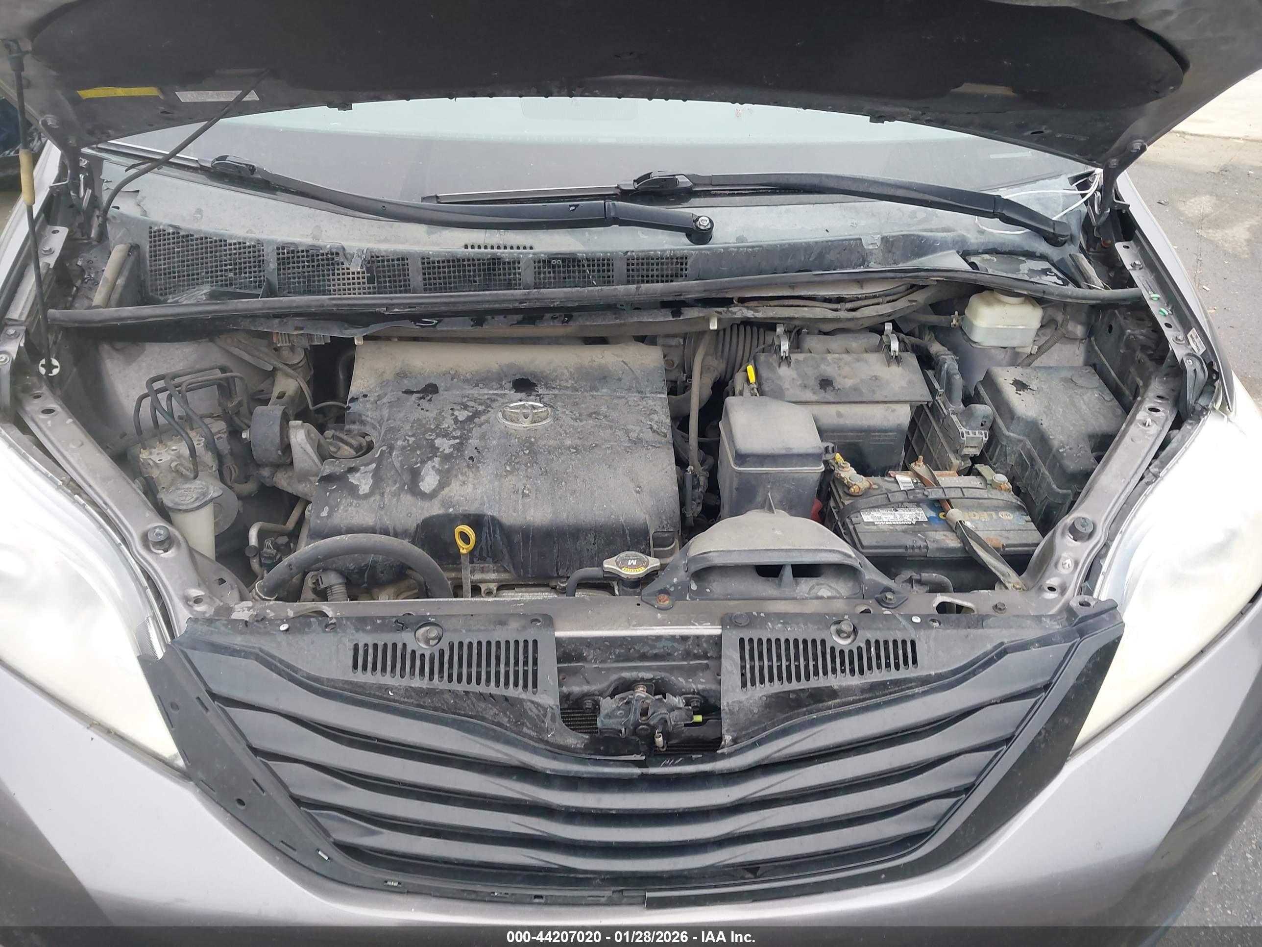 TOYOTA SIENNA image 10