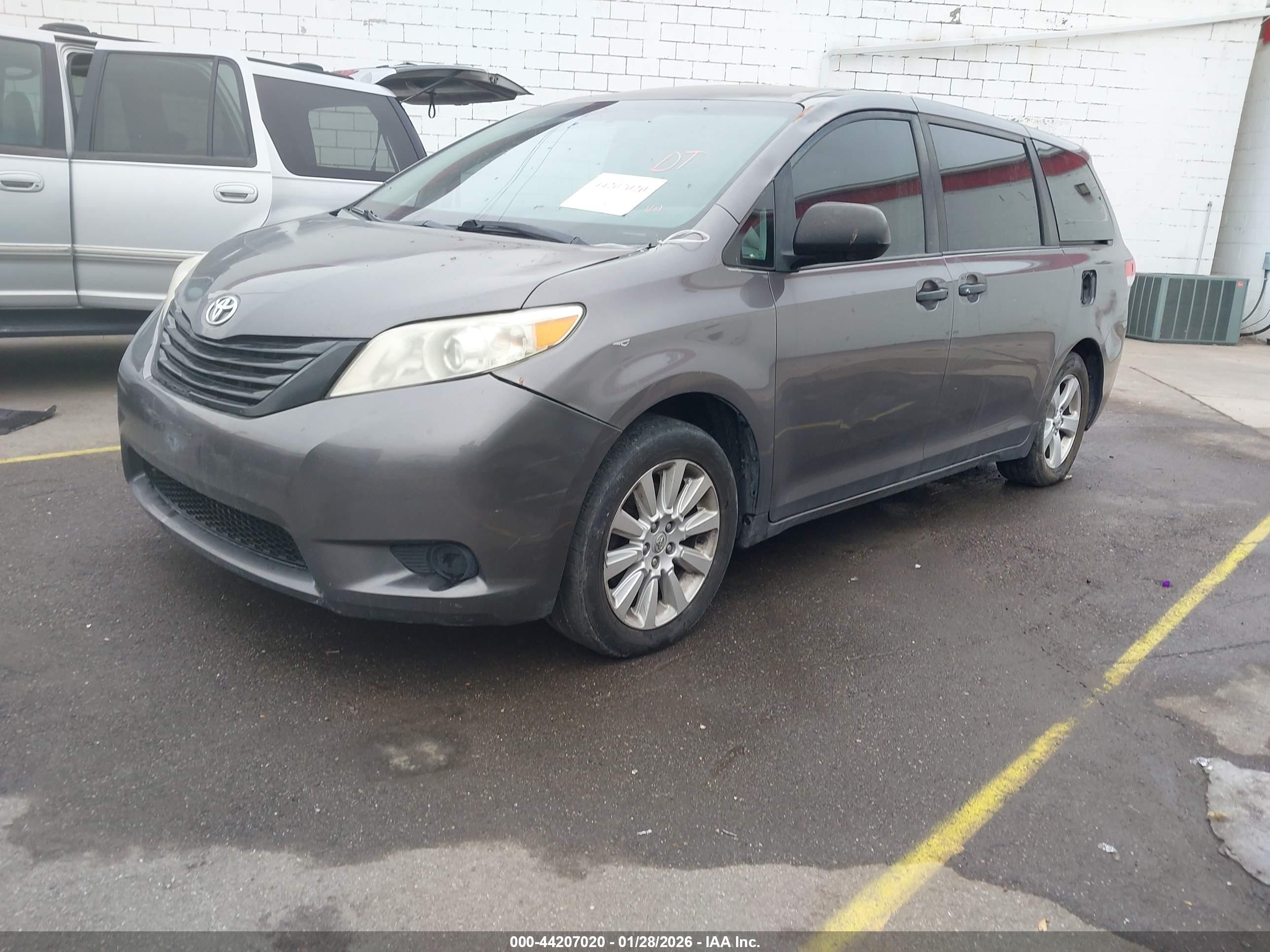 TOYOTA SIENNA image 2