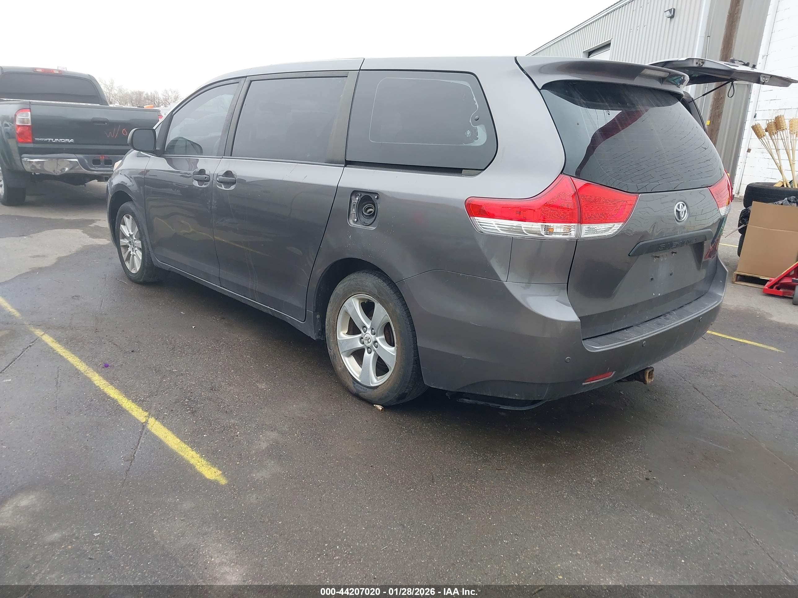TOYOTA SIENNA image 3