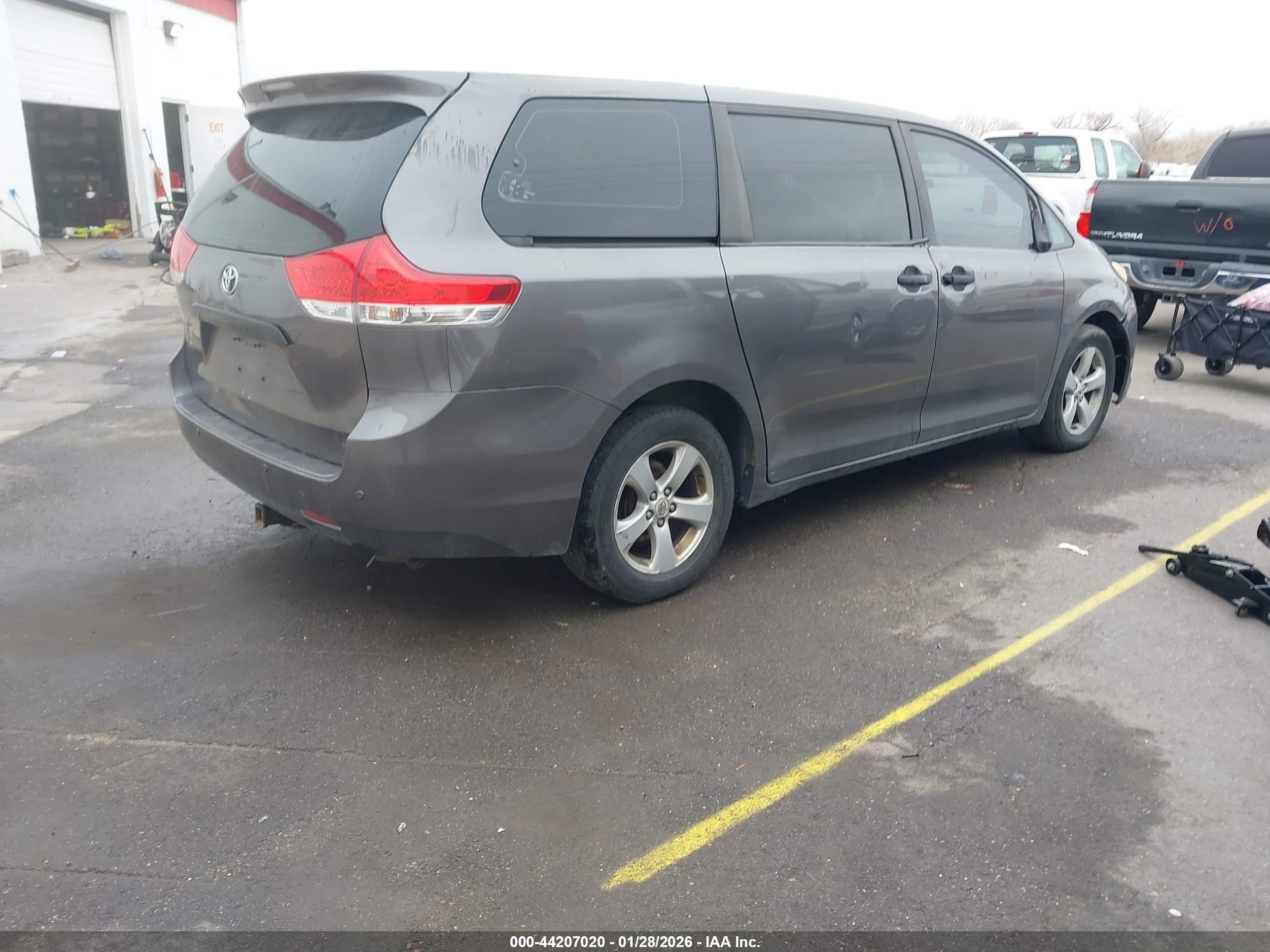TOYOTA SIENNA image 4