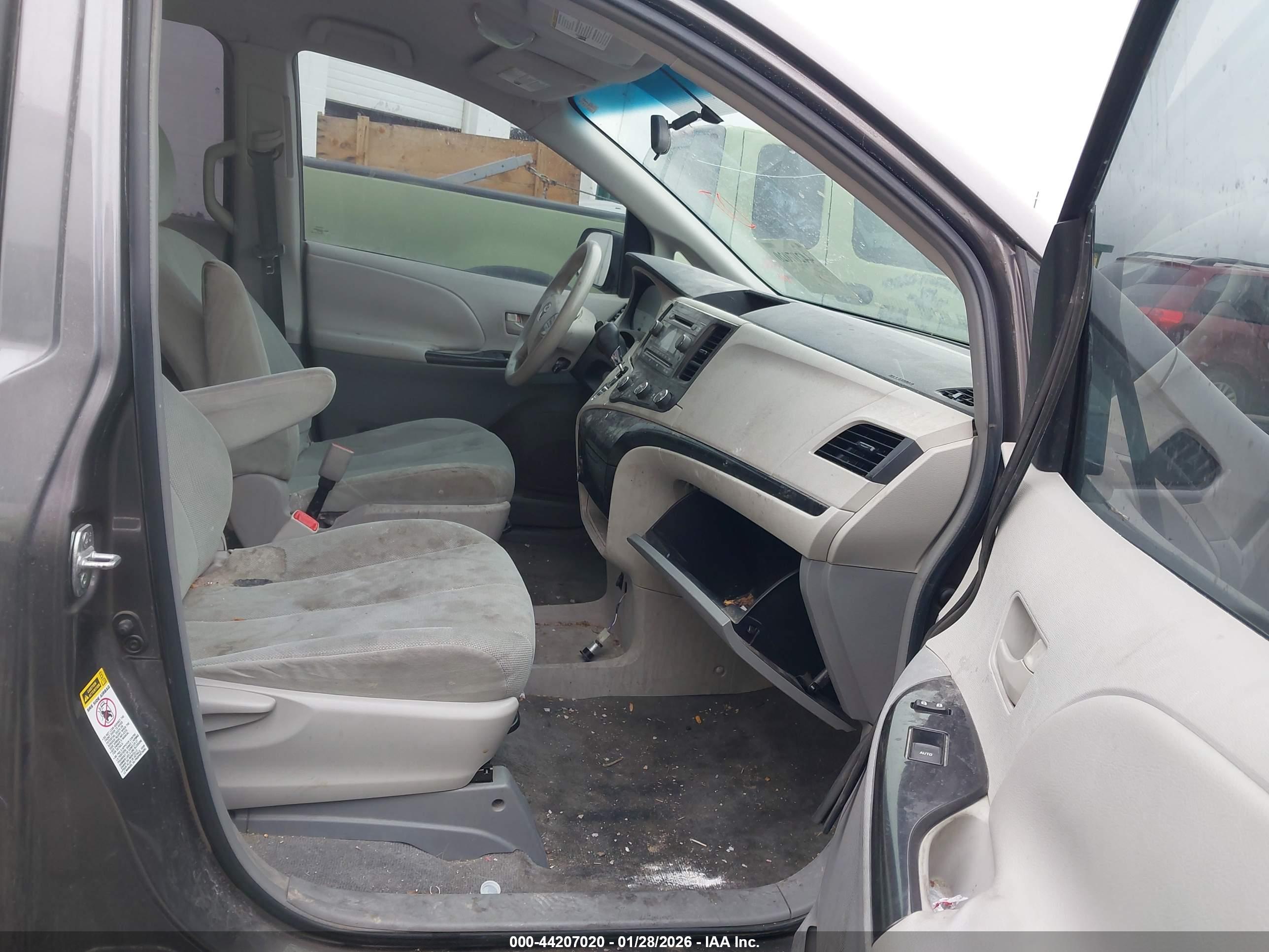 TOYOTA SIENNA image 5