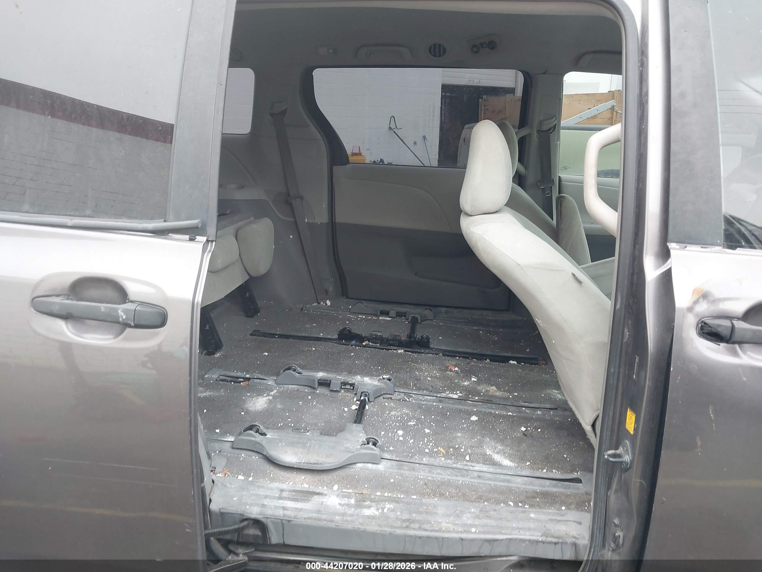 TOYOTA SIENNA image 8