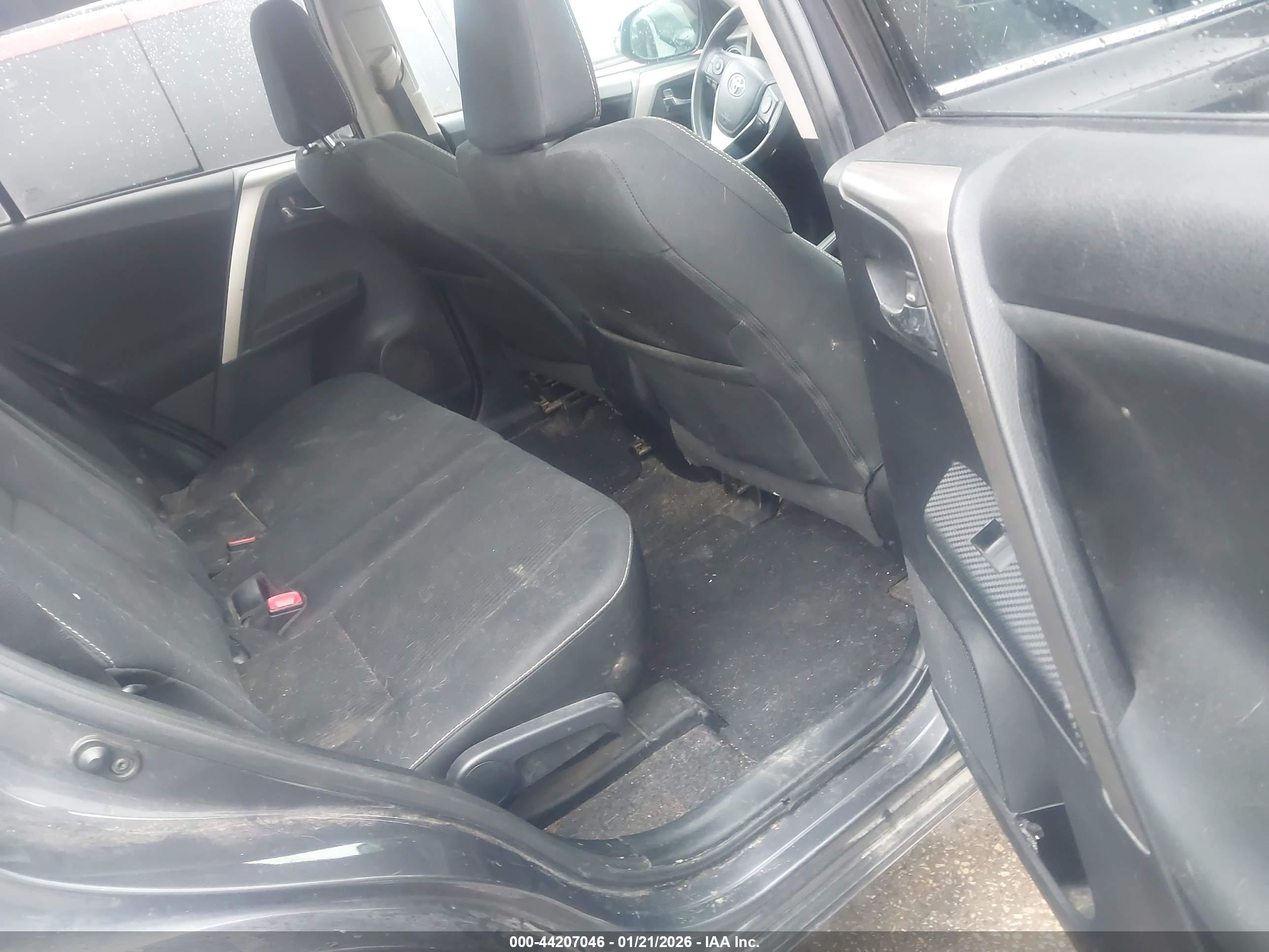 TOYOTA RAV4 image 8
