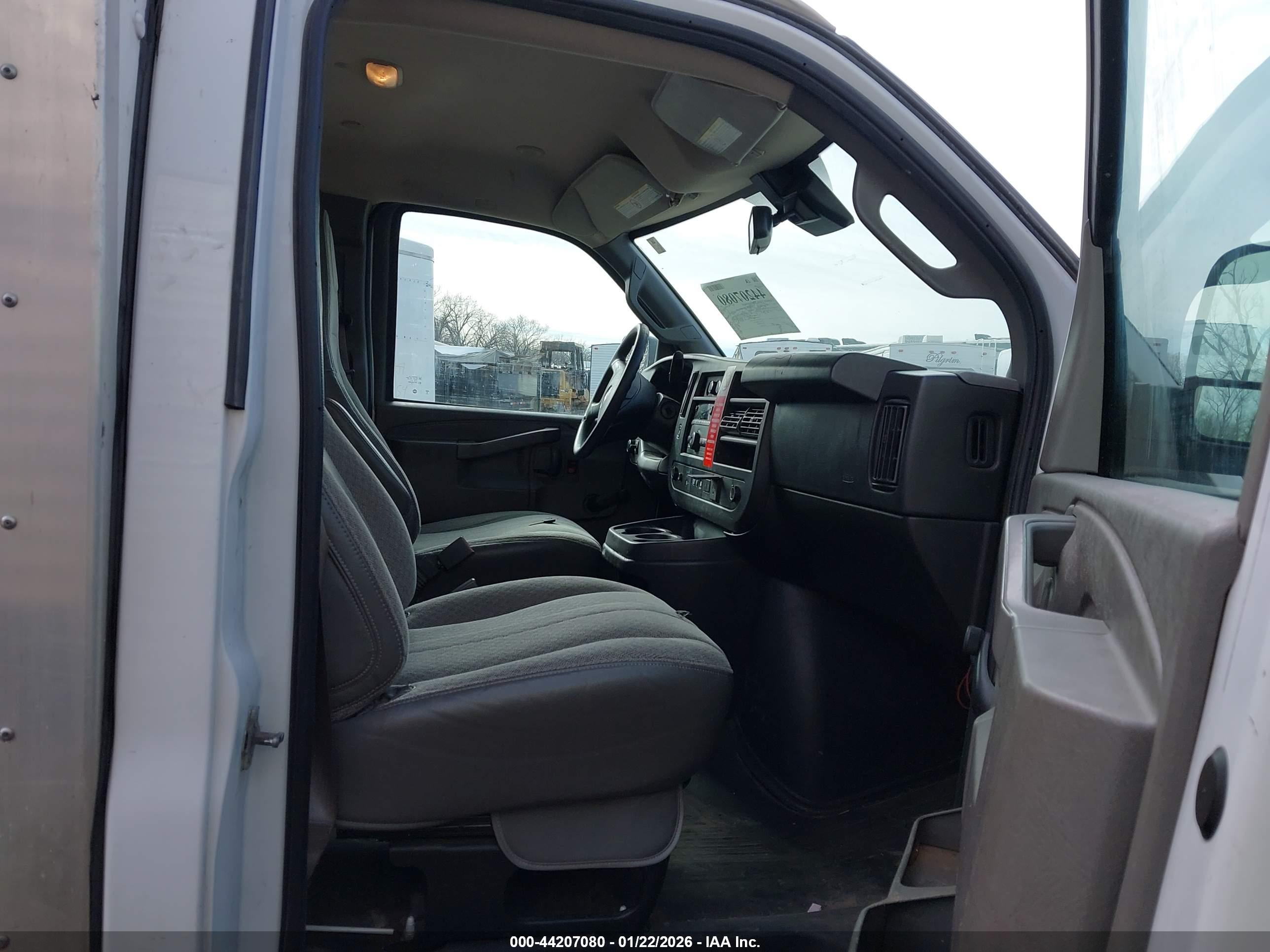 CHEVROLET EXPRESS image 8