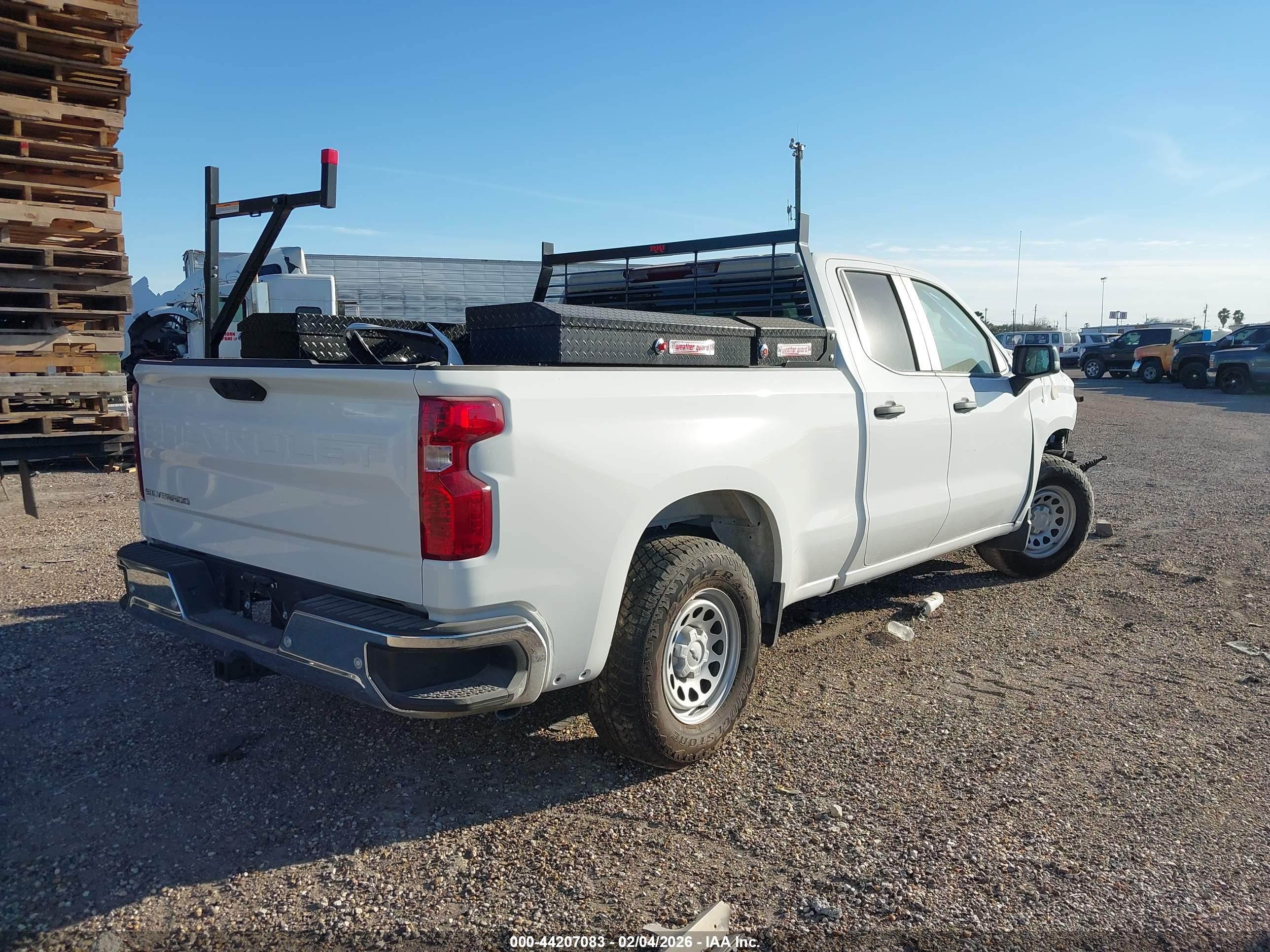 CHEVROLET SILVERADO image 4
