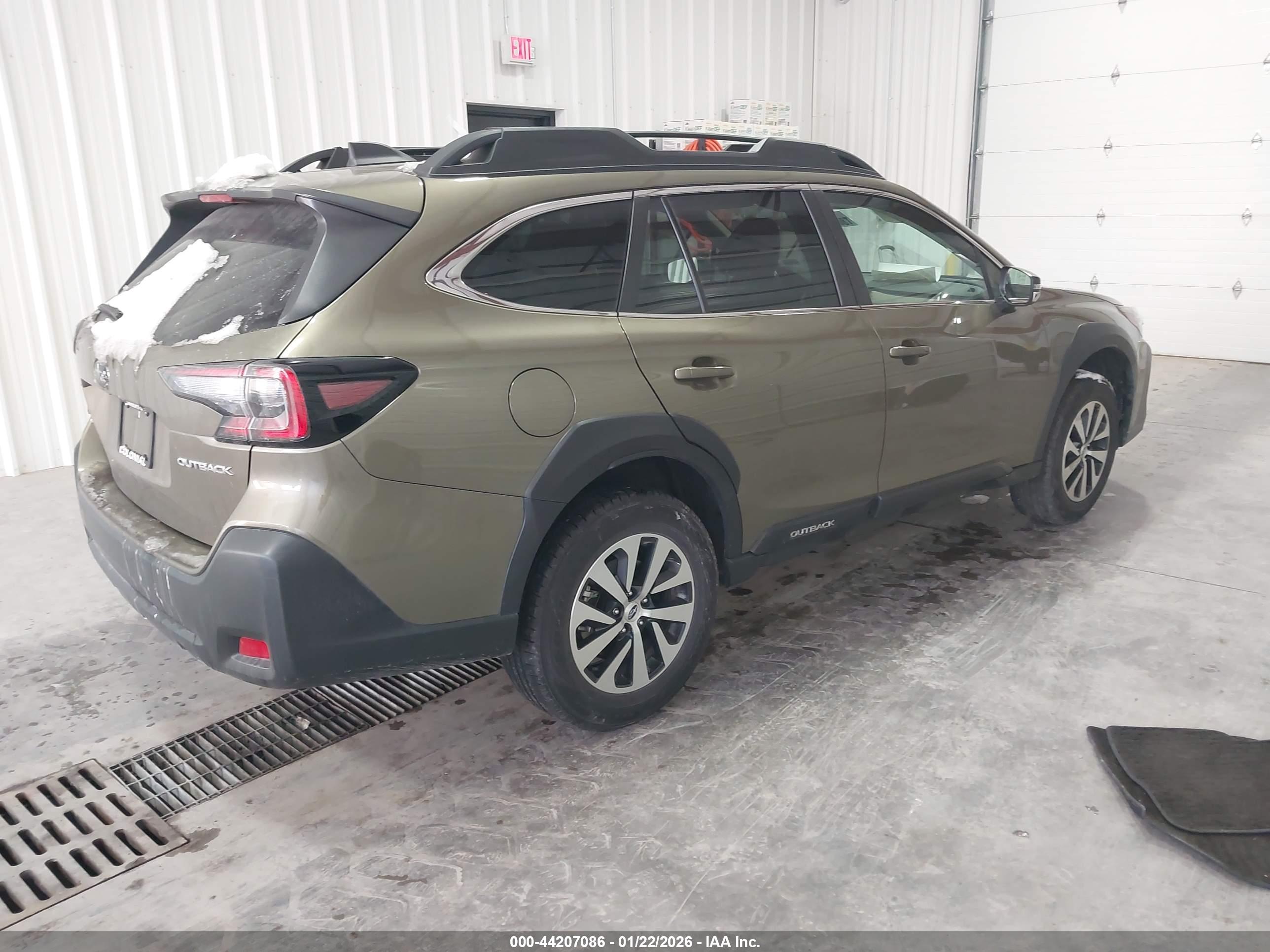 SUBARU OUTBACK image 4