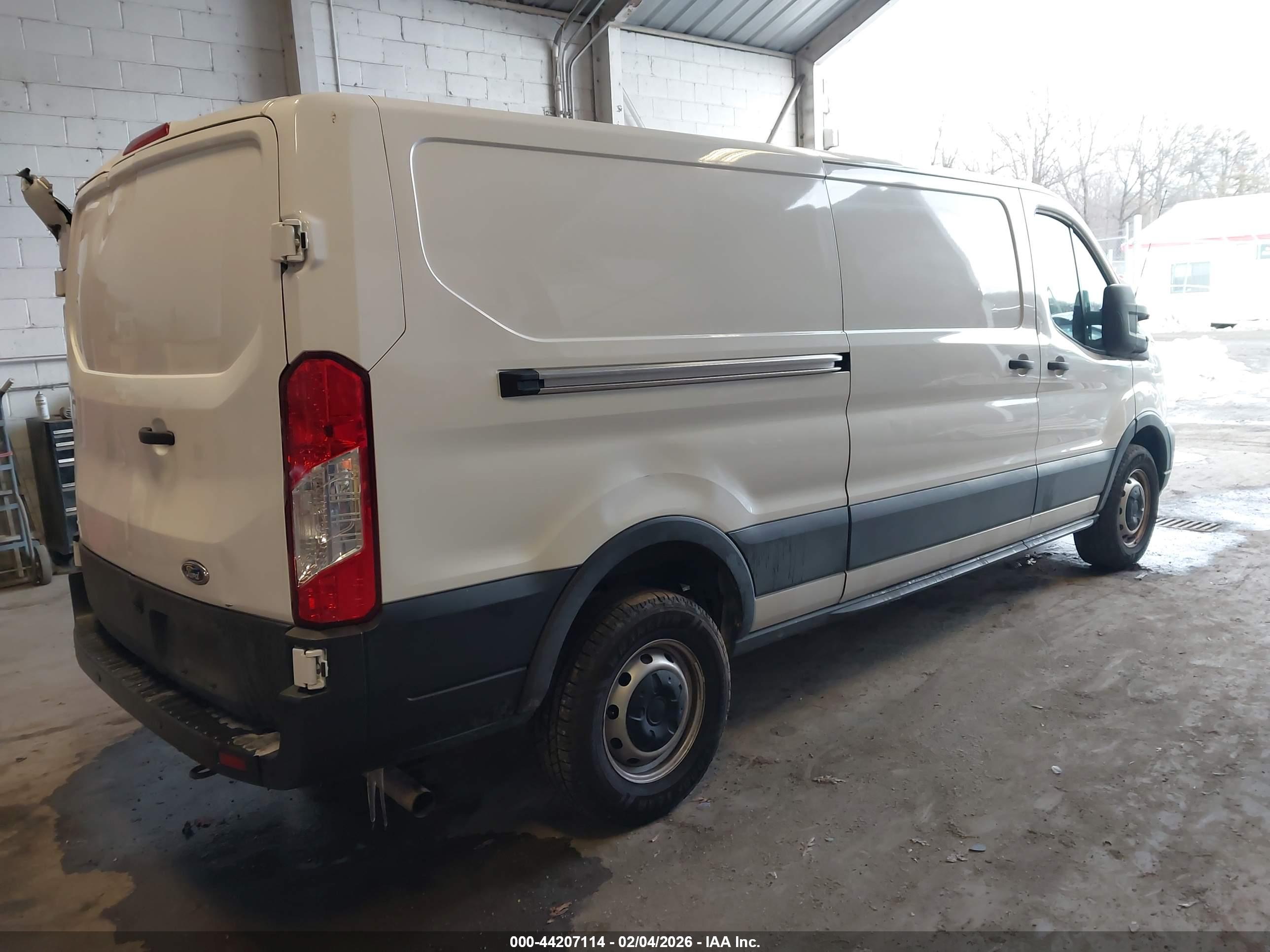 FORD TRANSIT-250 image 4