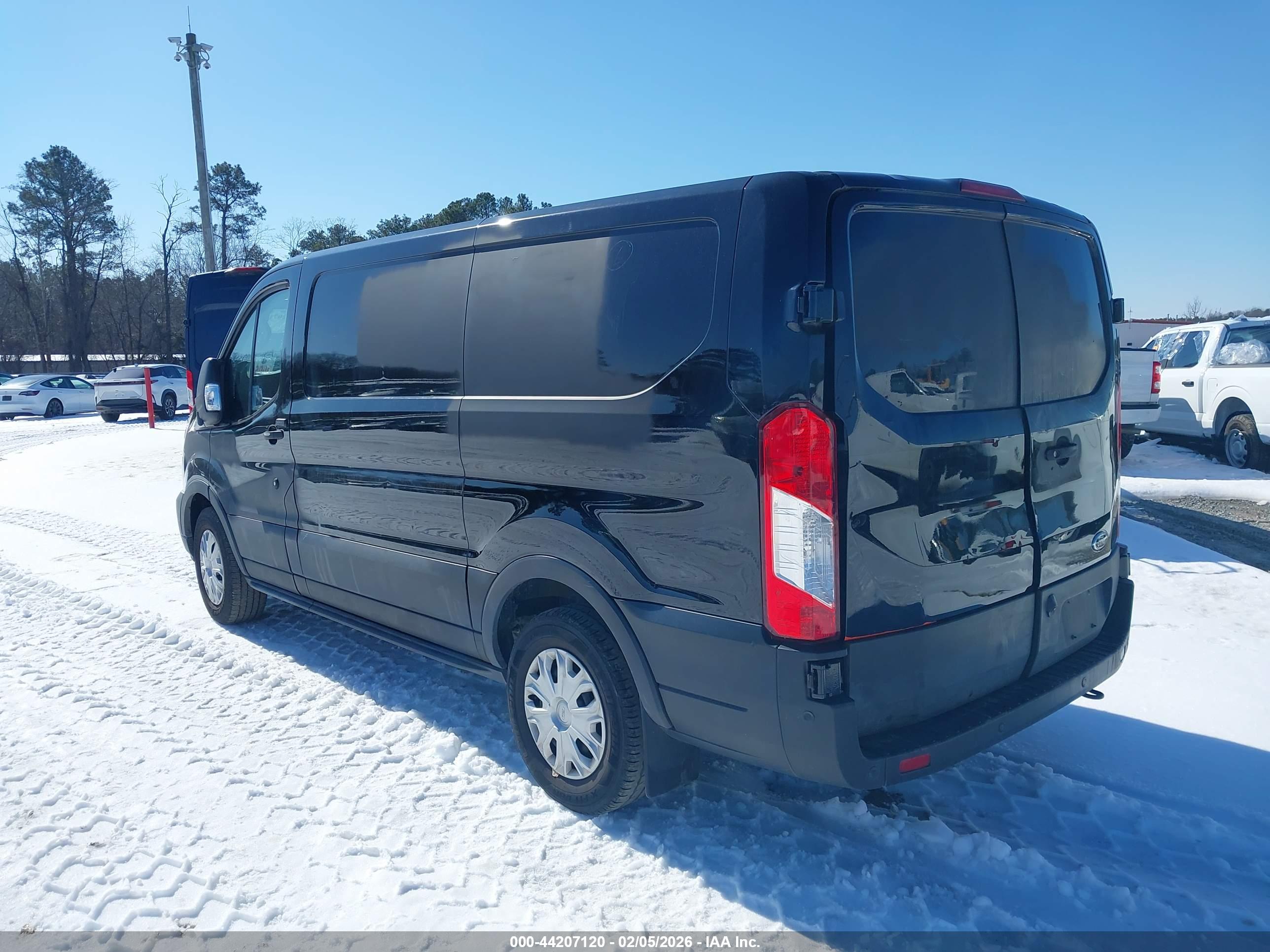 FORD TRANSIT-150 image 3