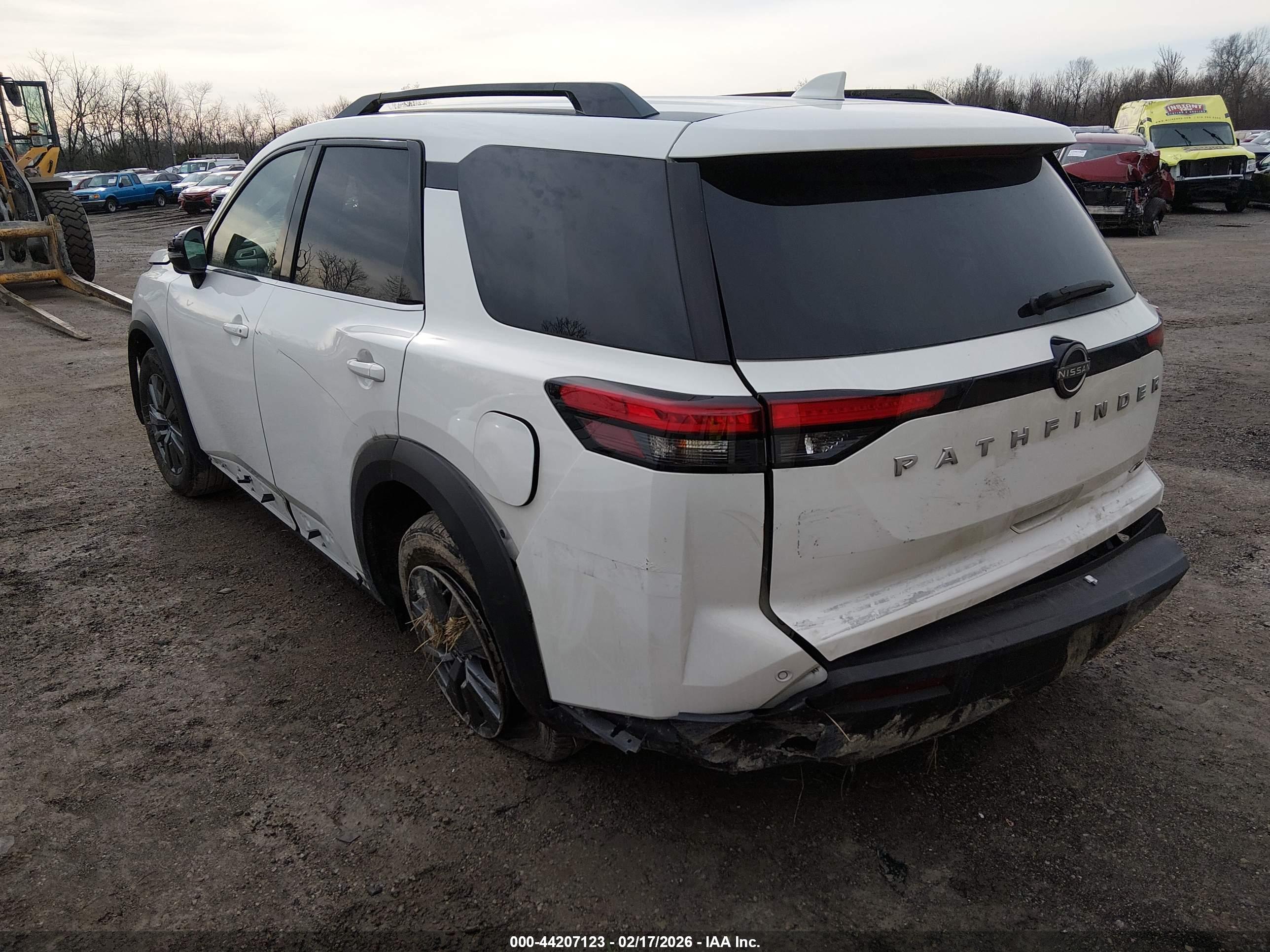 NISSAN PATHFINDER image 3