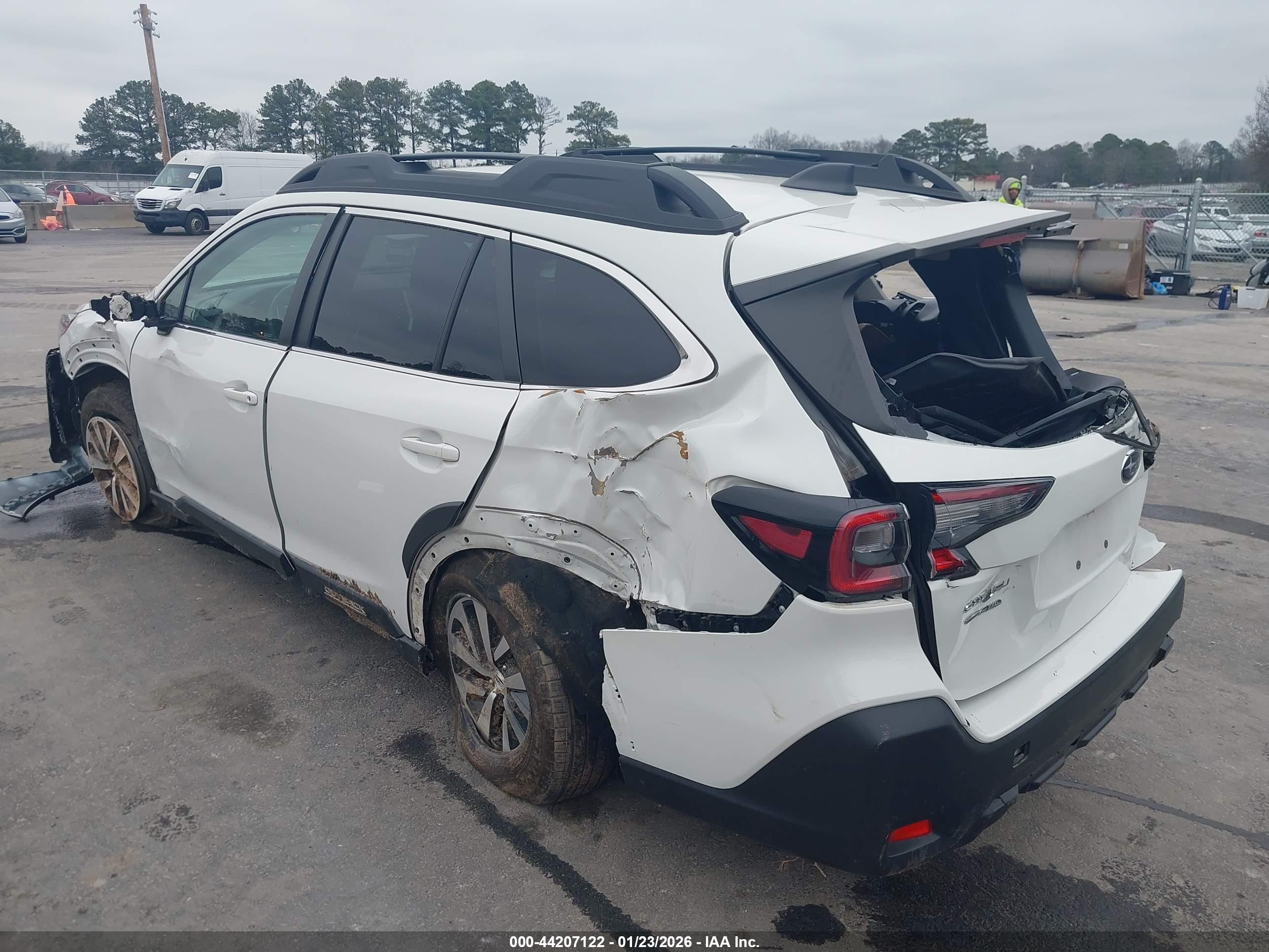 SUBARU OUTBACK image 3