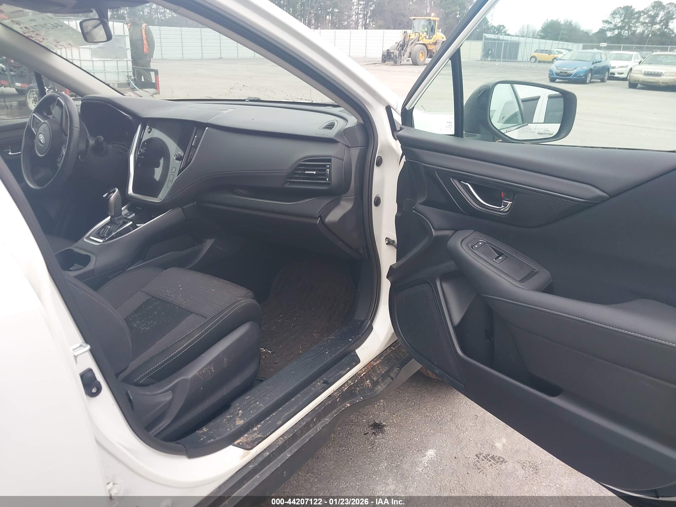 SUBARU OUTBACK image 5