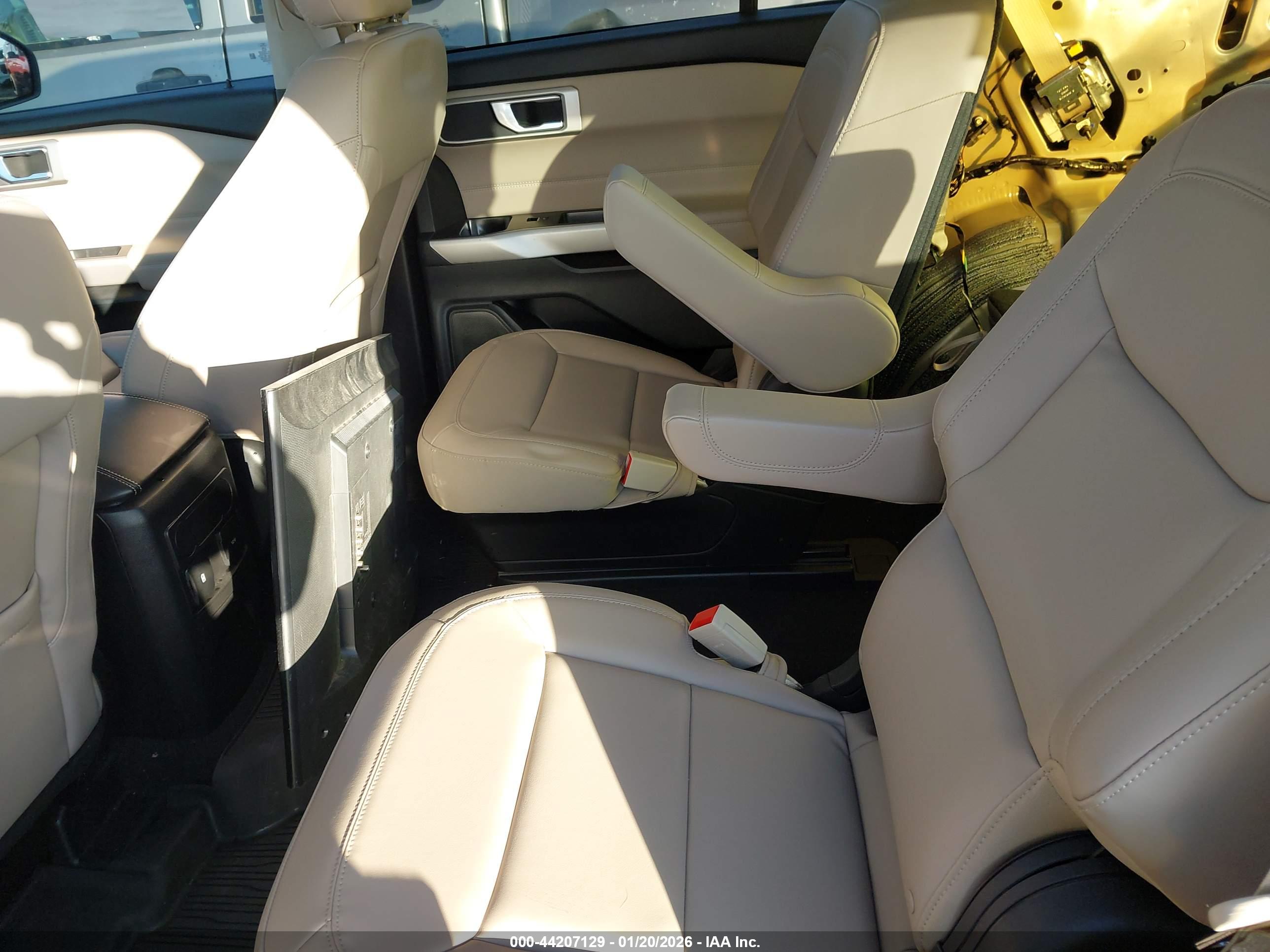 FORD EXPLORER image 8