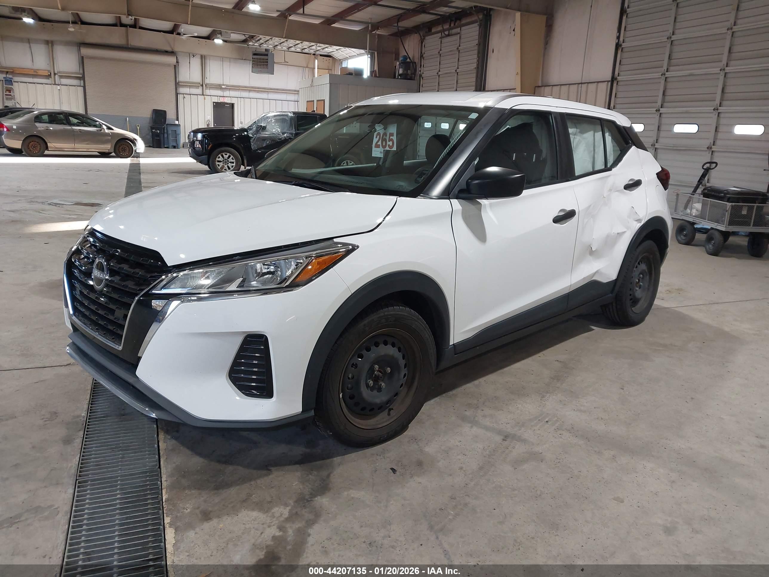 NISSAN KICKS image 2