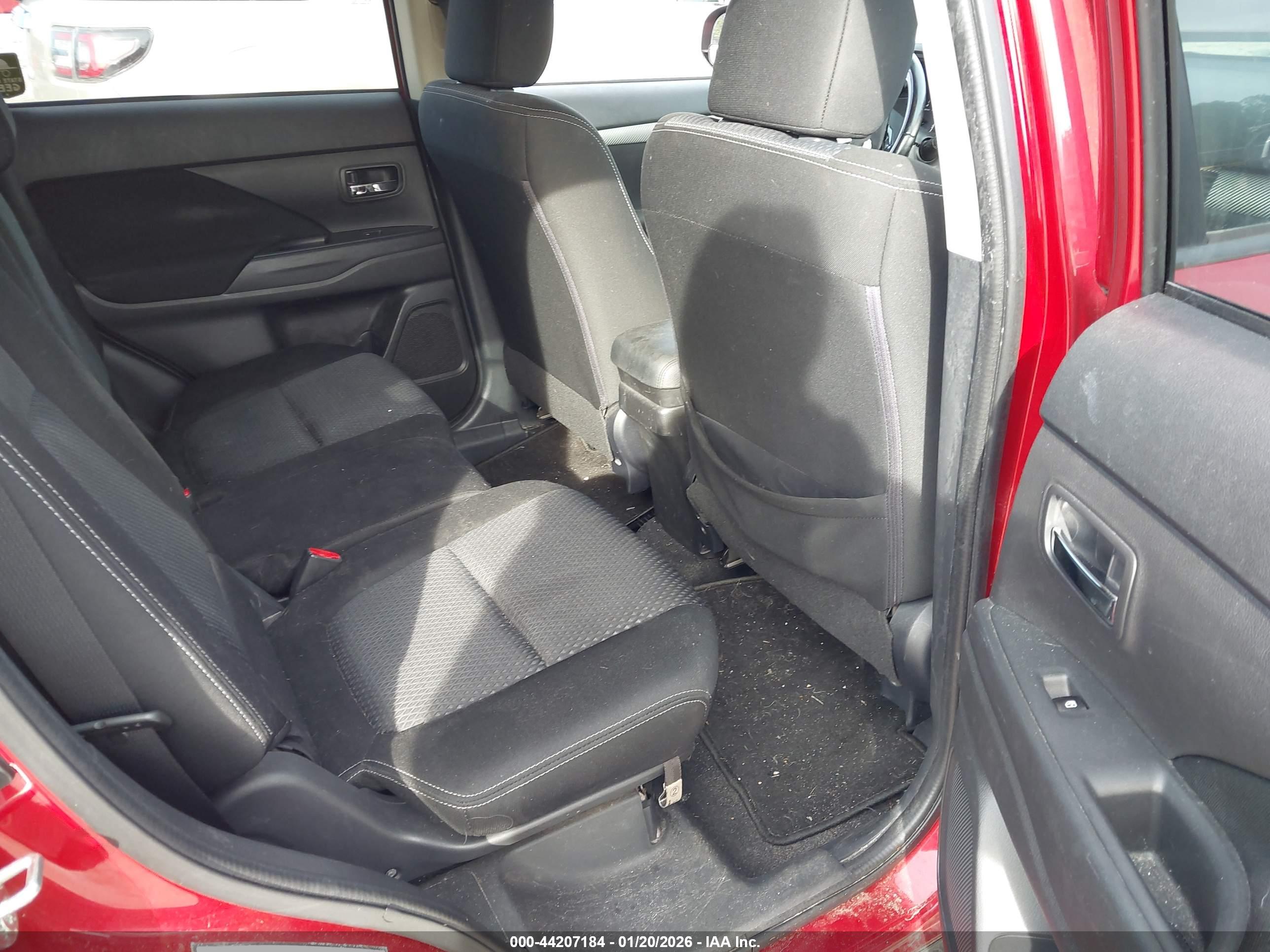 MITSUBISHI OUTLANDER image 8