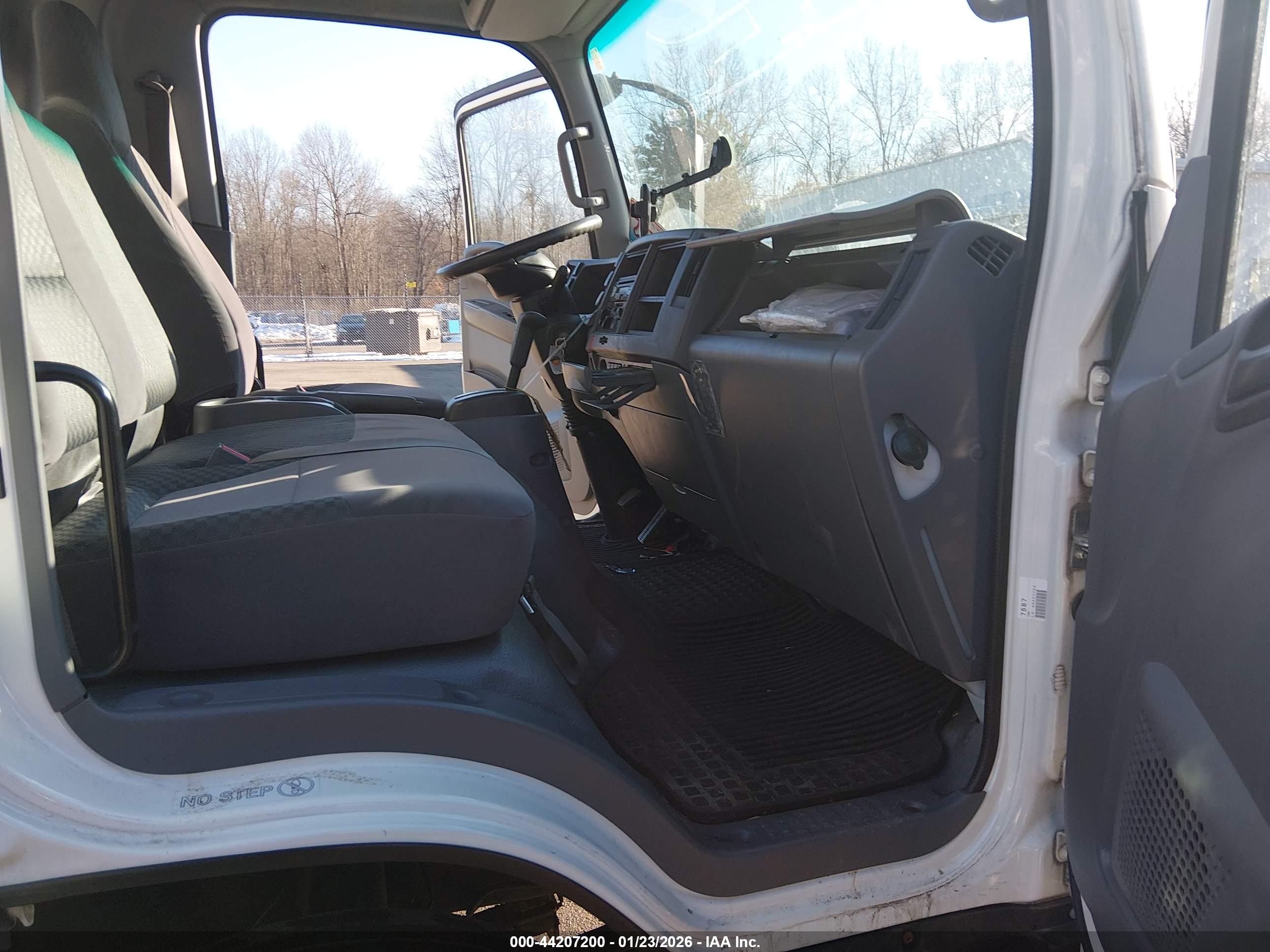 ISUZU NPR image 8
