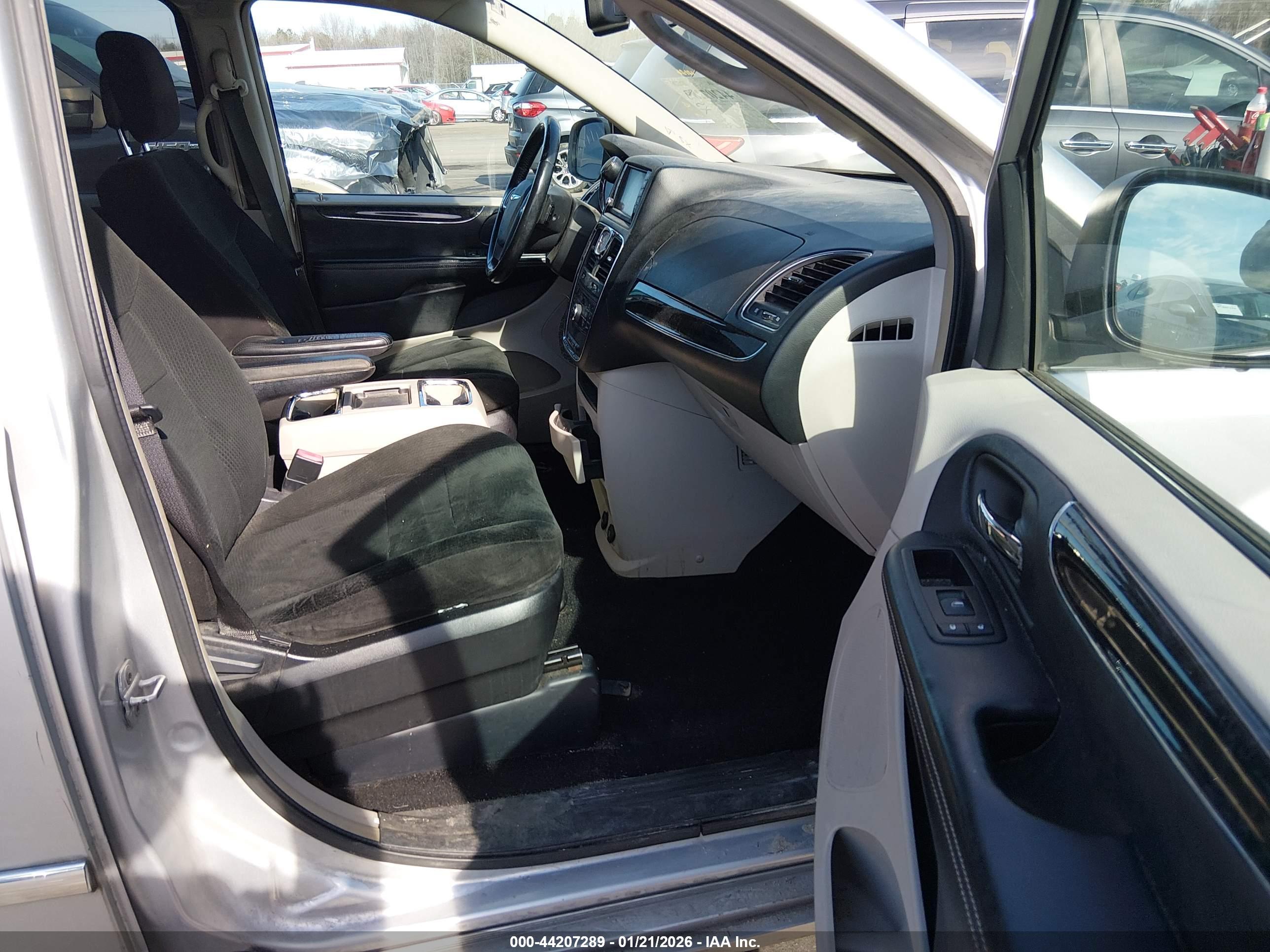 CHRYSLER TOWN image 5
