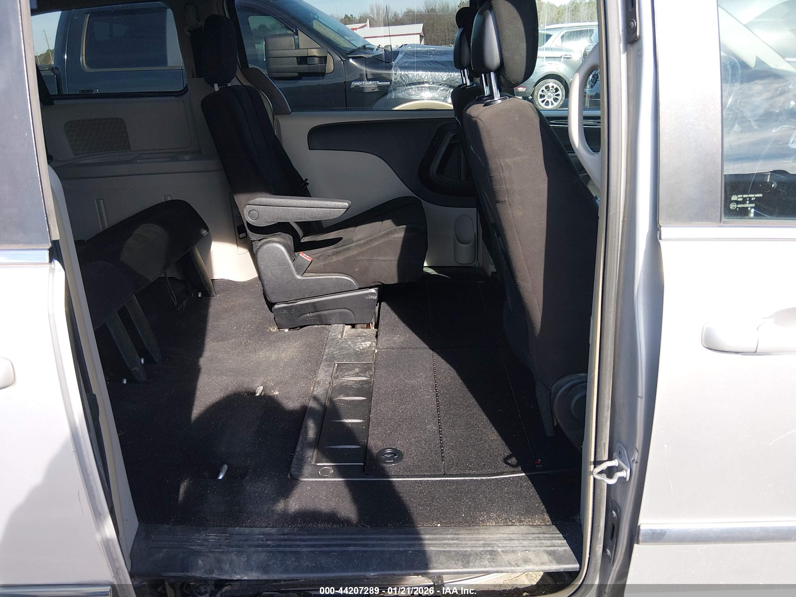 CHRYSLER TOWN image 8