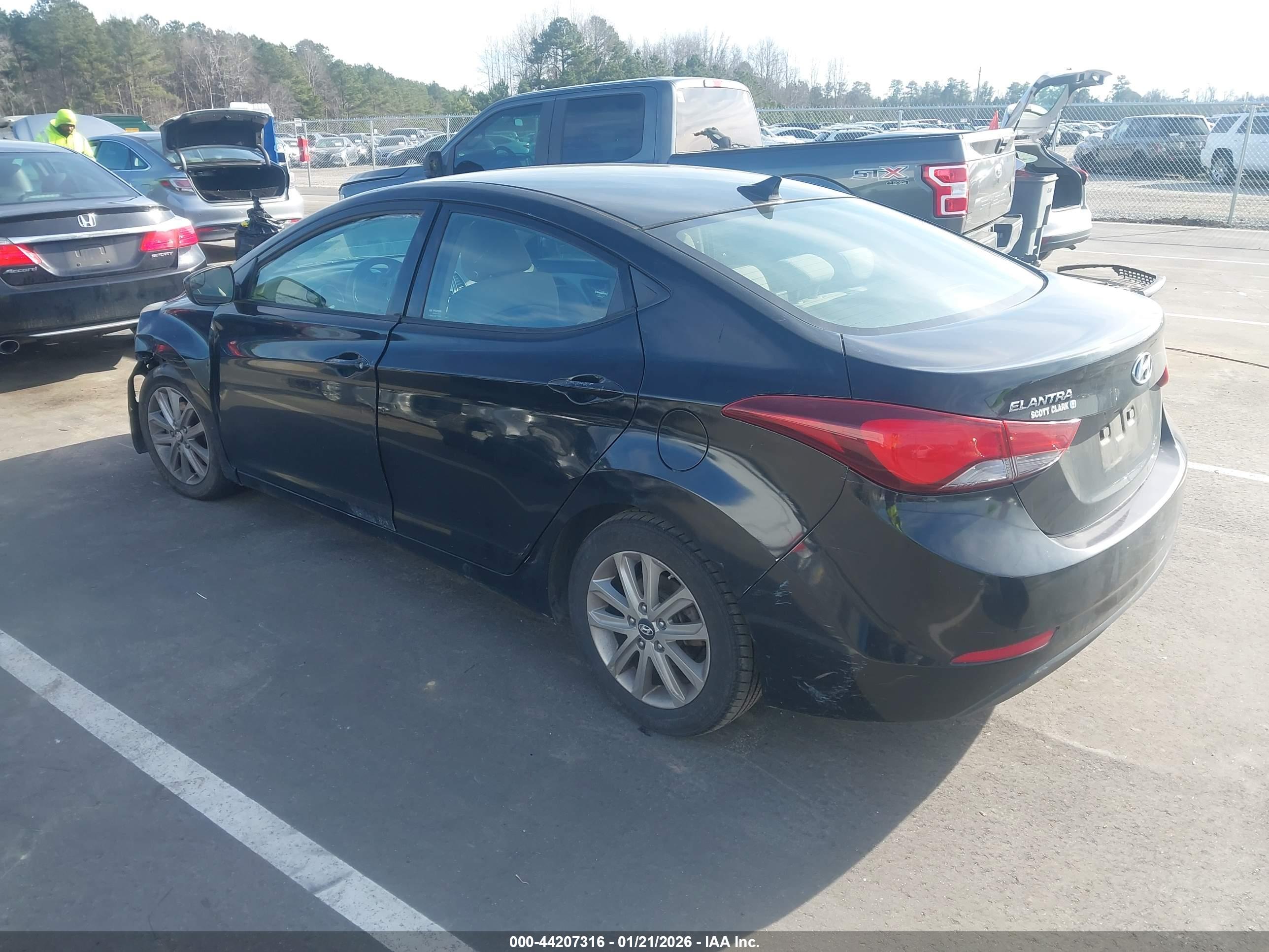 HYUNDAI ELANTRA image 3