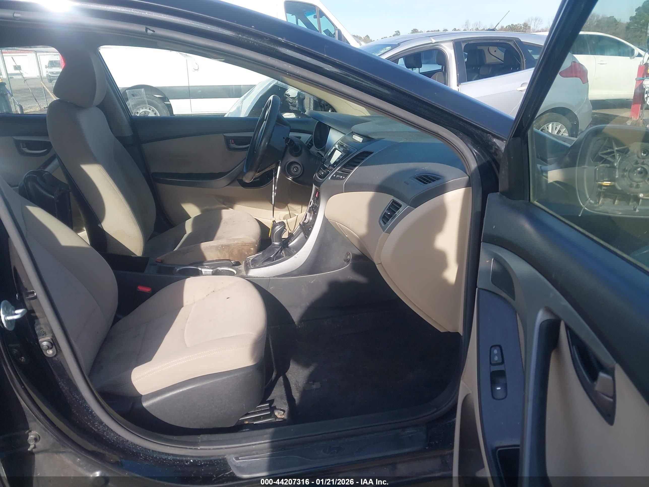HYUNDAI ELANTRA image 5